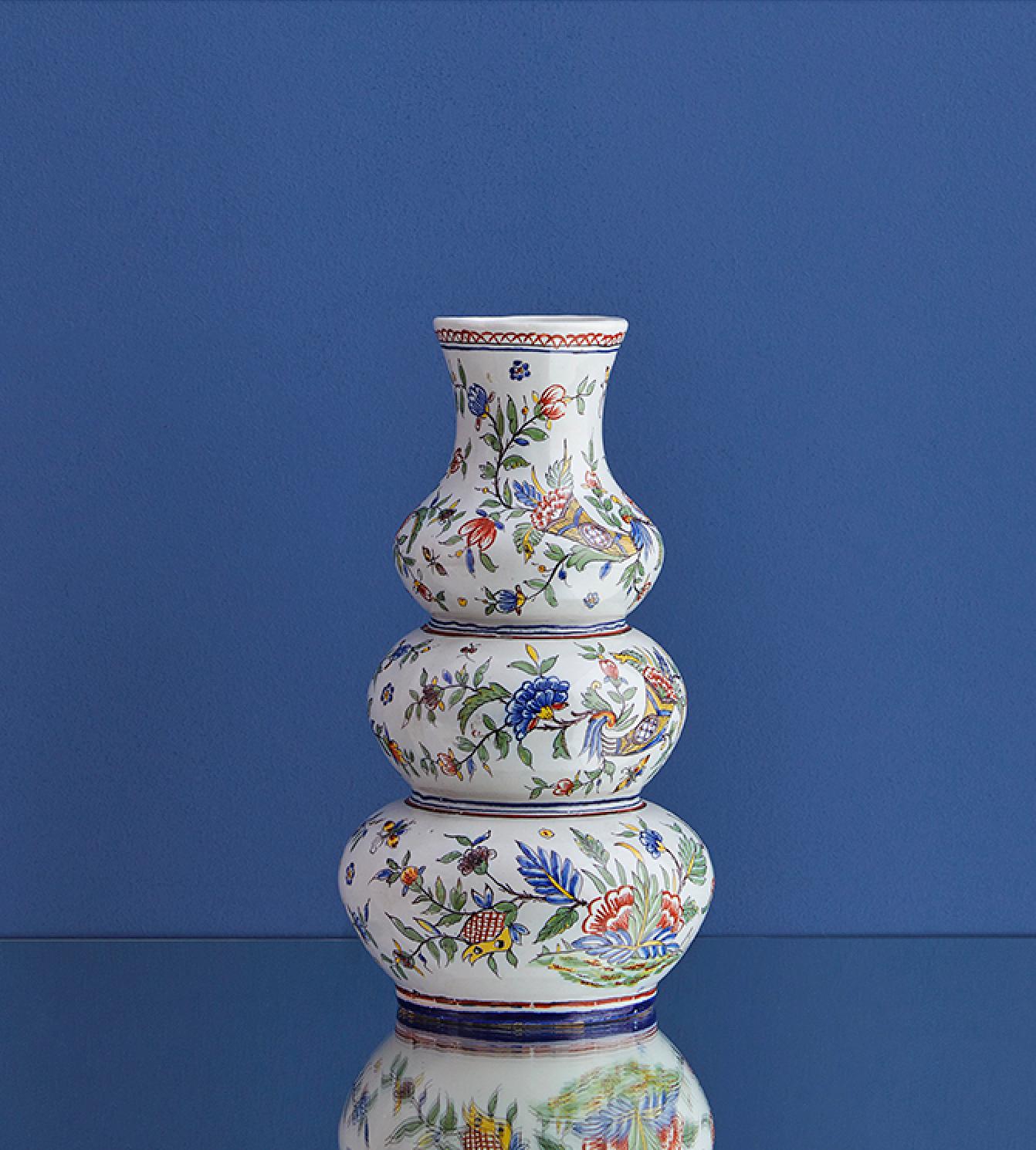 France, 19th century.

Ceramic vase.

Measures: H 26 x Ø 14 cm
