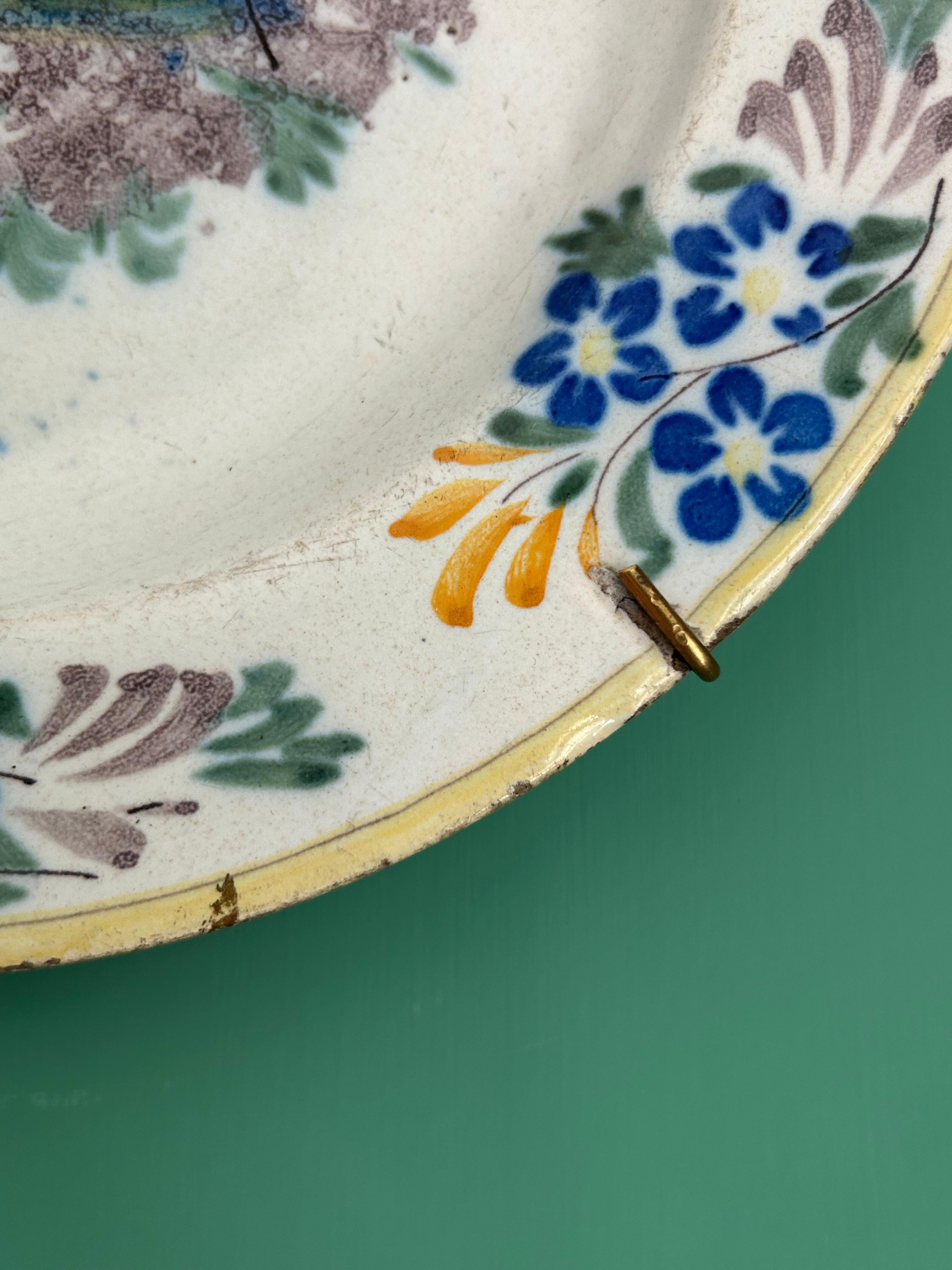 XIXe siècle Plat suspendu ancien en céramique avec décorations peintes, Portugal, 19ème siècle en vente