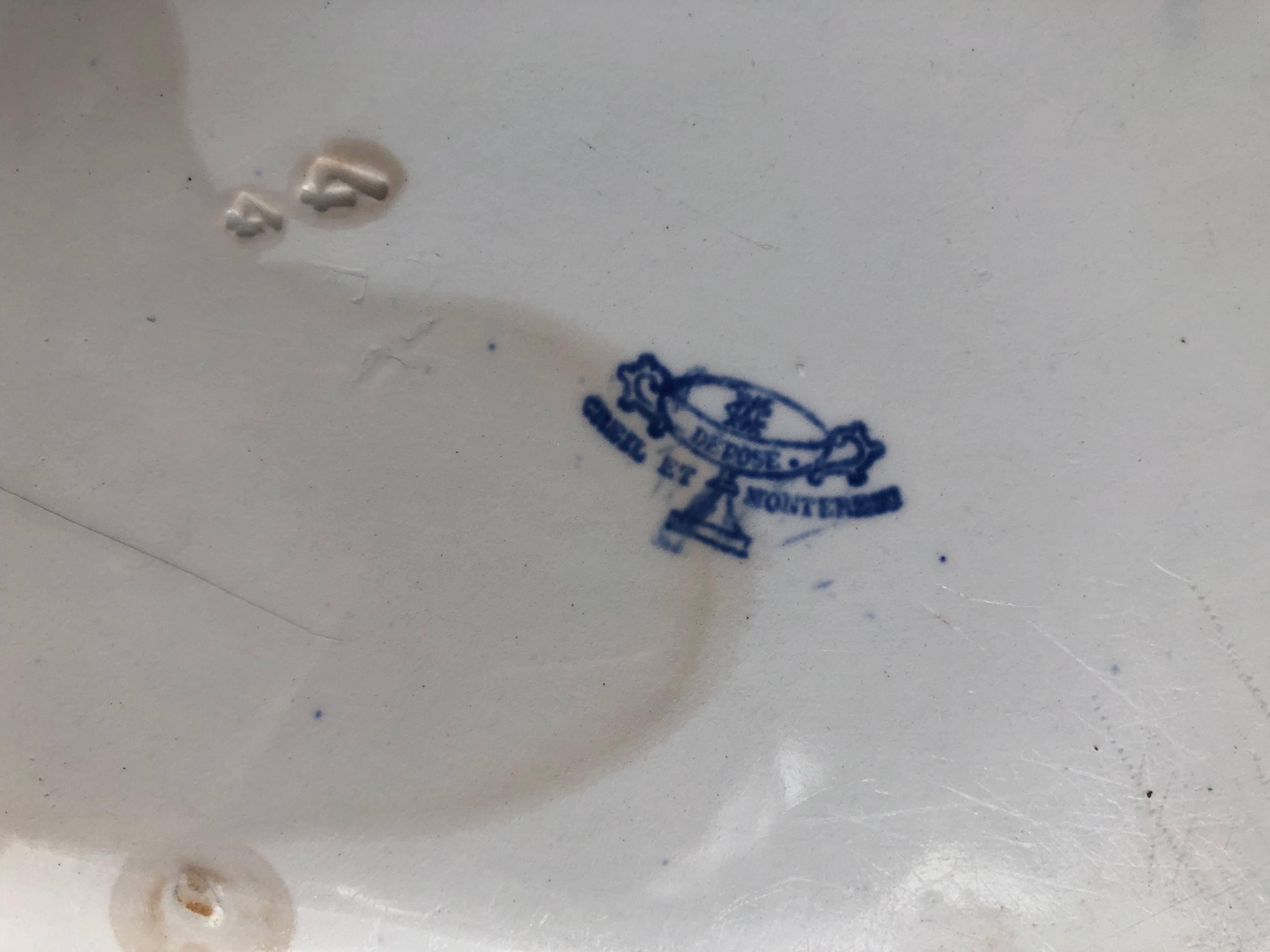 Antico piatto ovale di ceramica firmato Depose con restauri in vendita 2