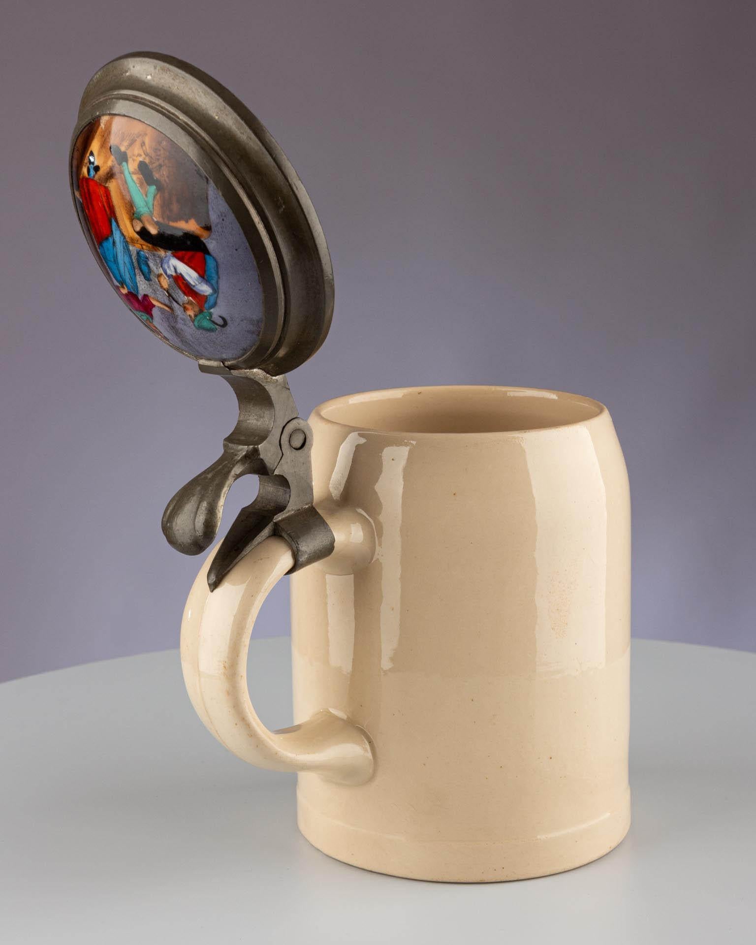 Antike Keramik Porzellan Deutsche Deckel Bierkrug Villeroy & Boch

Deutsch
Keramik, Zinn, Porzellan 
c. 1900

Abmessungen: H x T: 16cm x 13cm 

Dieser prächtige Bierkrug wurde um 1900 von Villeroy & Boch hergestellt. Das 1748 von François Boch und