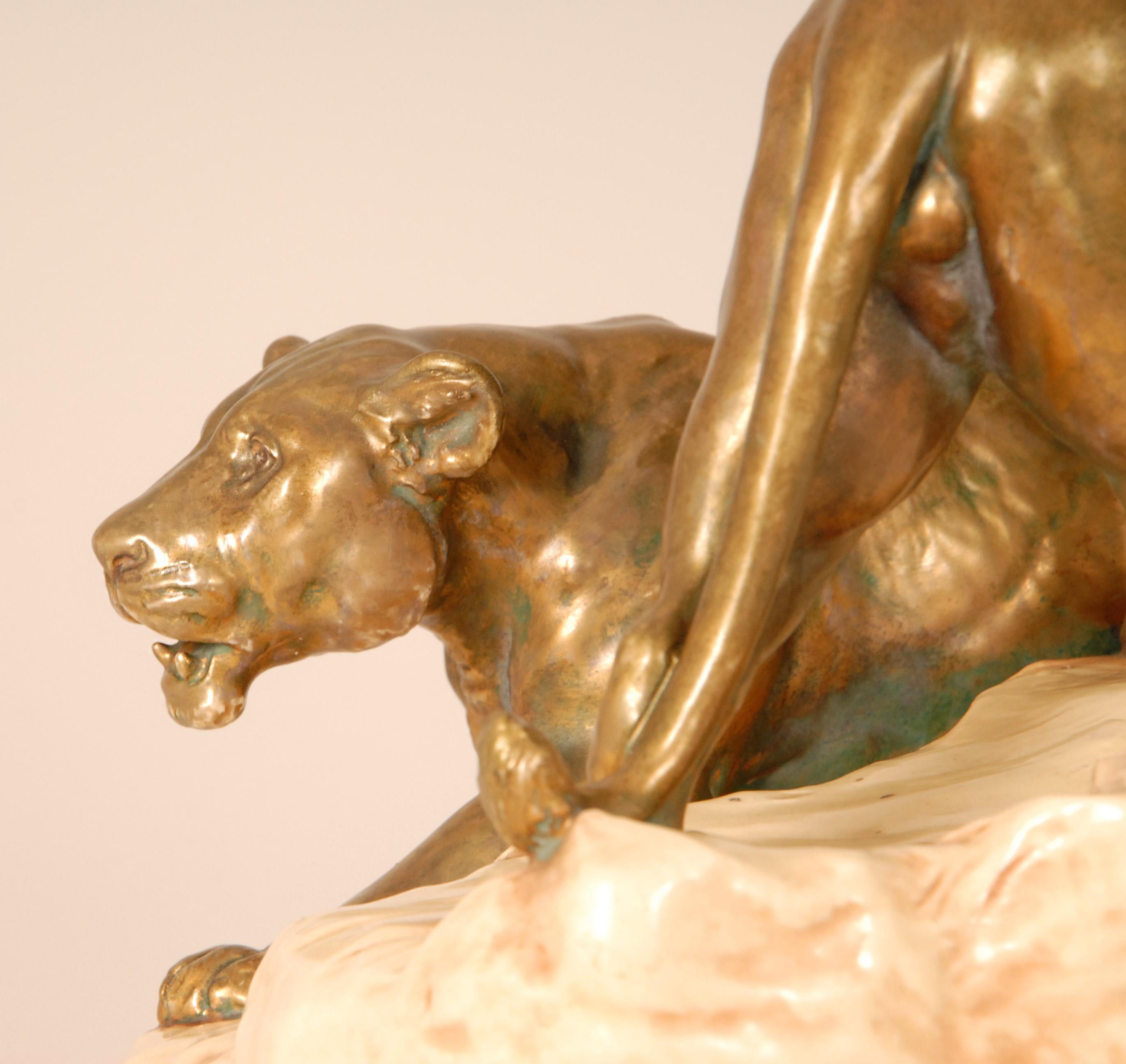 Scultura antica in ceramica Leoni animali firmati Gruppo Porcellana Viennese Oro Beig in vendita 4