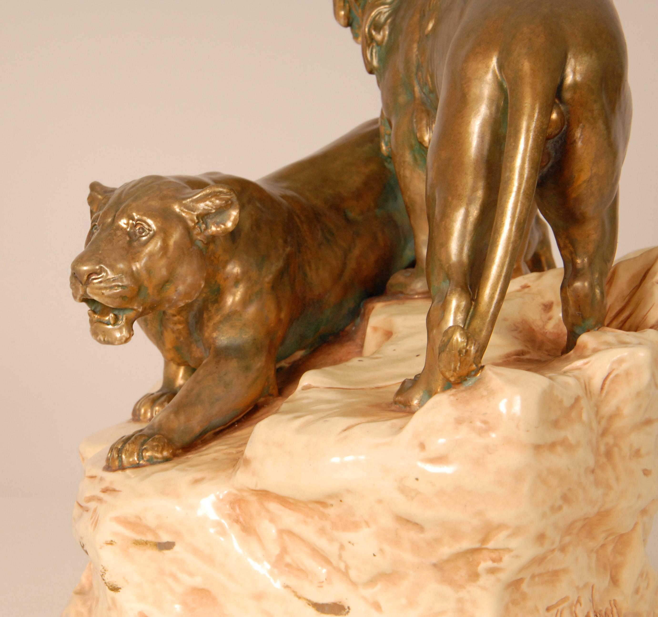 Scultura antica in ceramica Leoni animali firmati Gruppo Porcellana Viennese Oro Beig in vendita 5