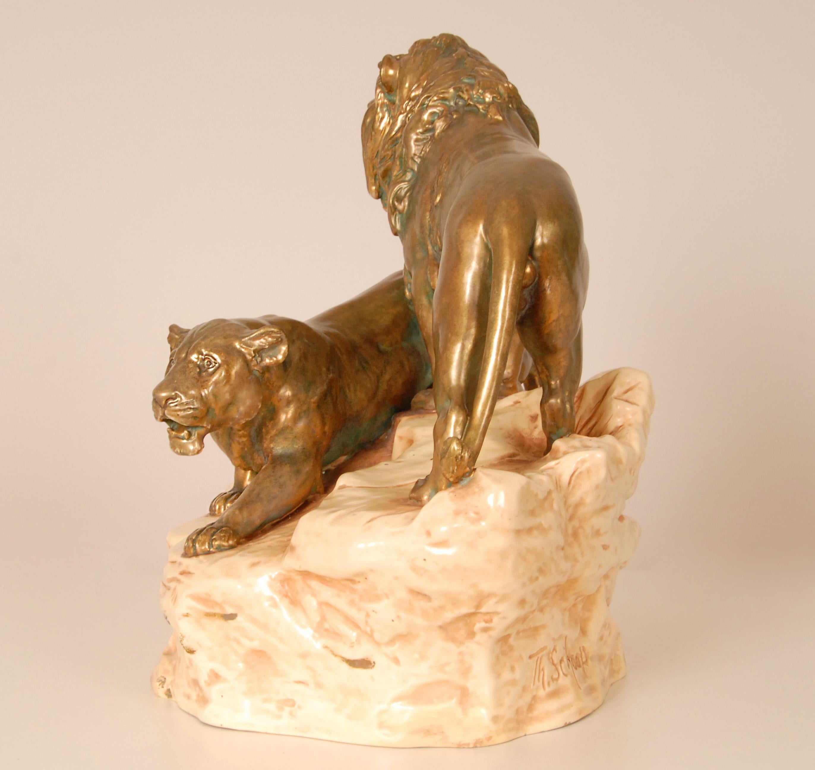 Scultura antica in ceramica Leoni animali firmati Gruppo Porcellana Viennese Oro Beig in vendita 6