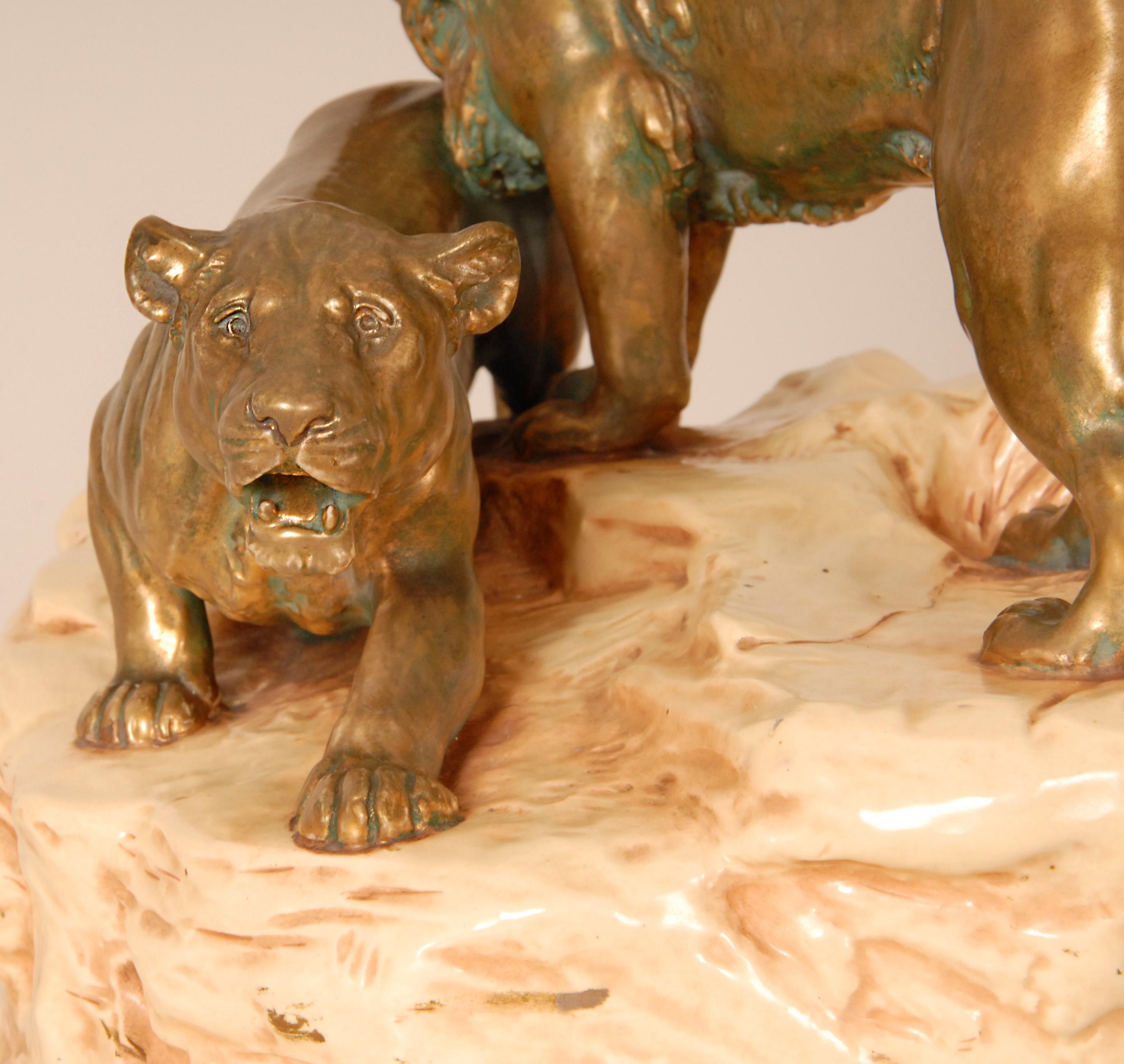 Scultura antica in ceramica Leoni animali firmati Gruppo Porcellana Viennese Oro Beig in vendita 7