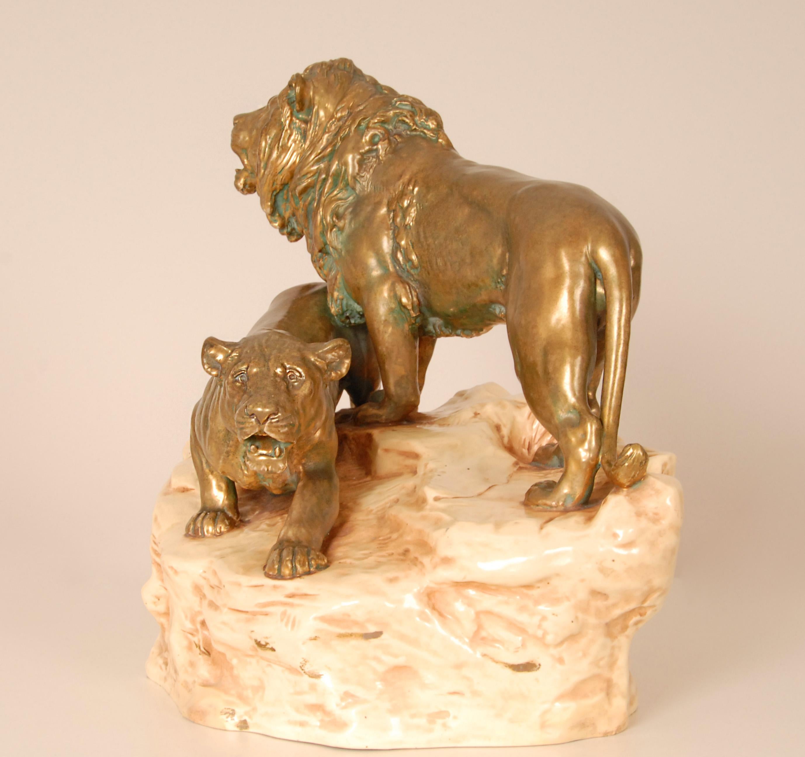 Scultura antica in ceramica Leoni animali firmati Gruppo Porcellana Viennese Oro Beig in vendita 8