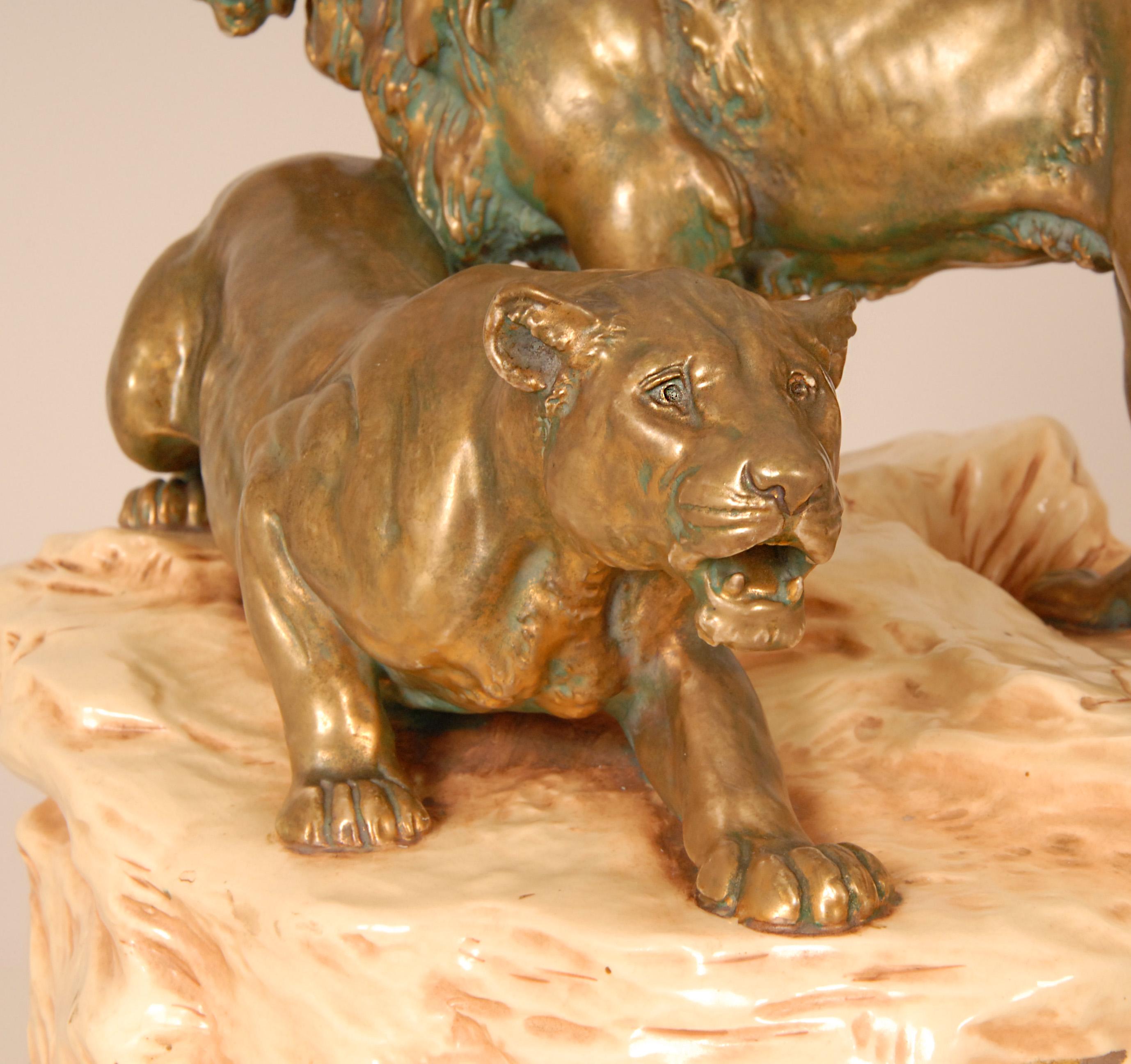 Scultura antica in ceramica Leoni animali firmati Gruppo Porcellana Viennese Oro Beig in vendita 9