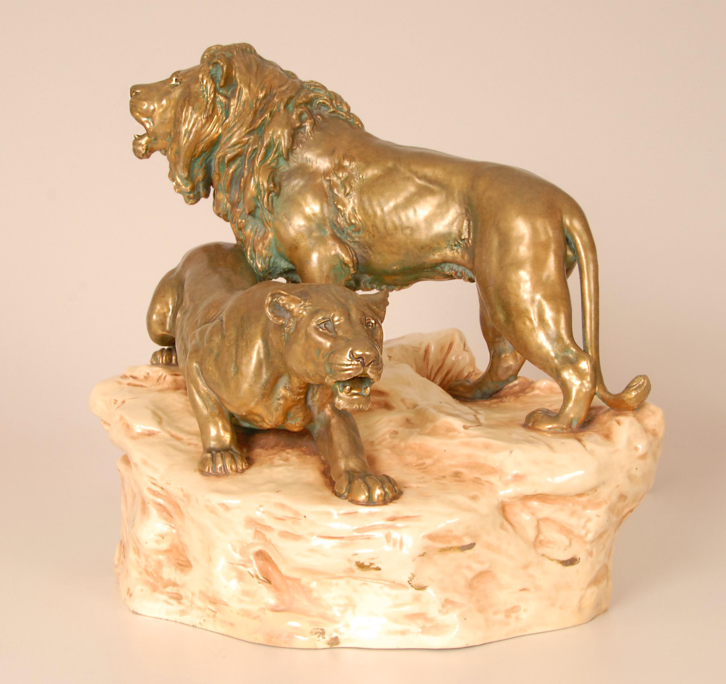 Scultura antica in ceramica Leoni animali firmati Gruppo Porcellana Viennese Oro Beig in vendita 10