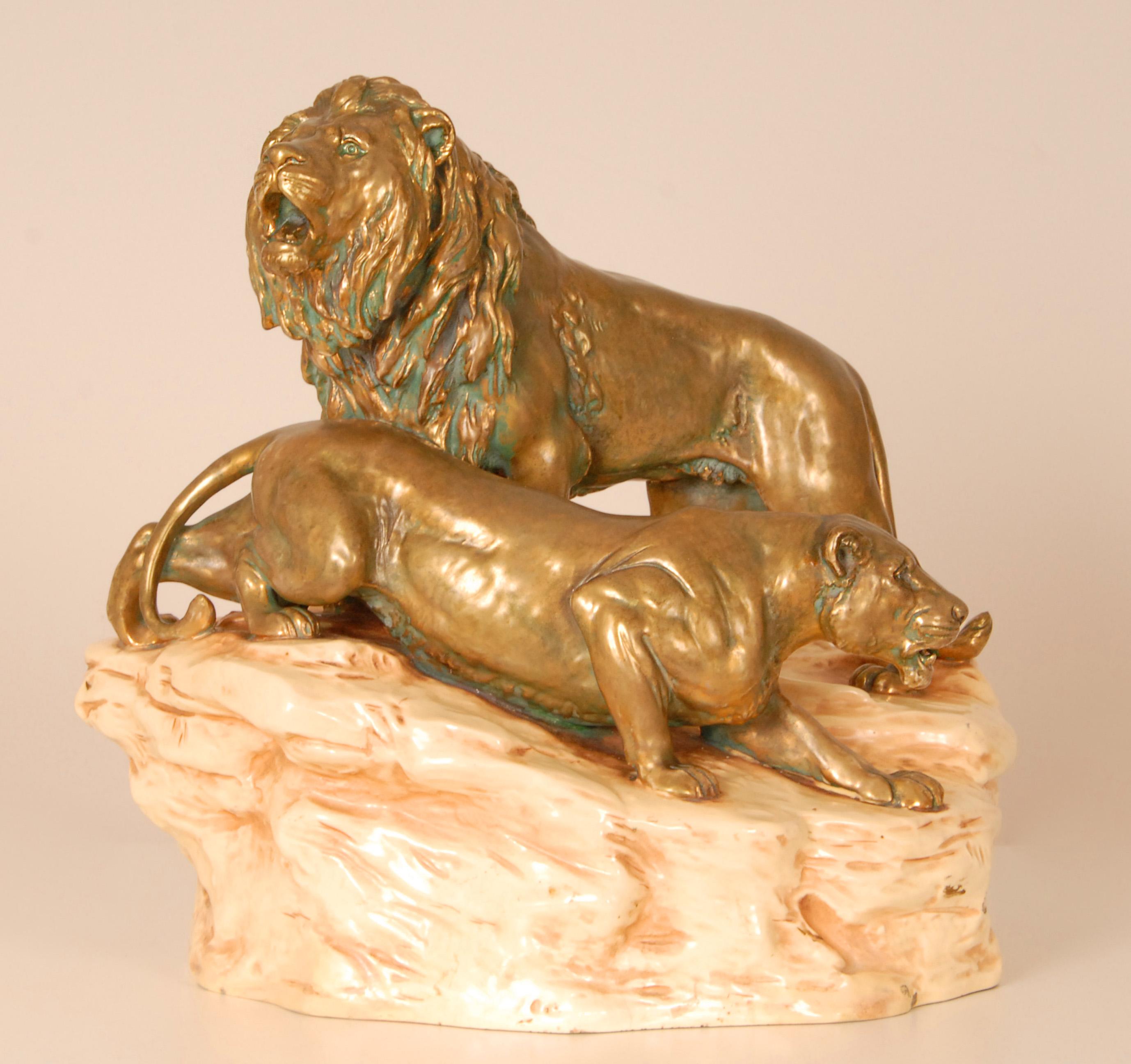 Art Nouveau Scultura antica in ceramica Leoni animali firmati Gruppo Porcellana Viennese Oro Beig in vendita