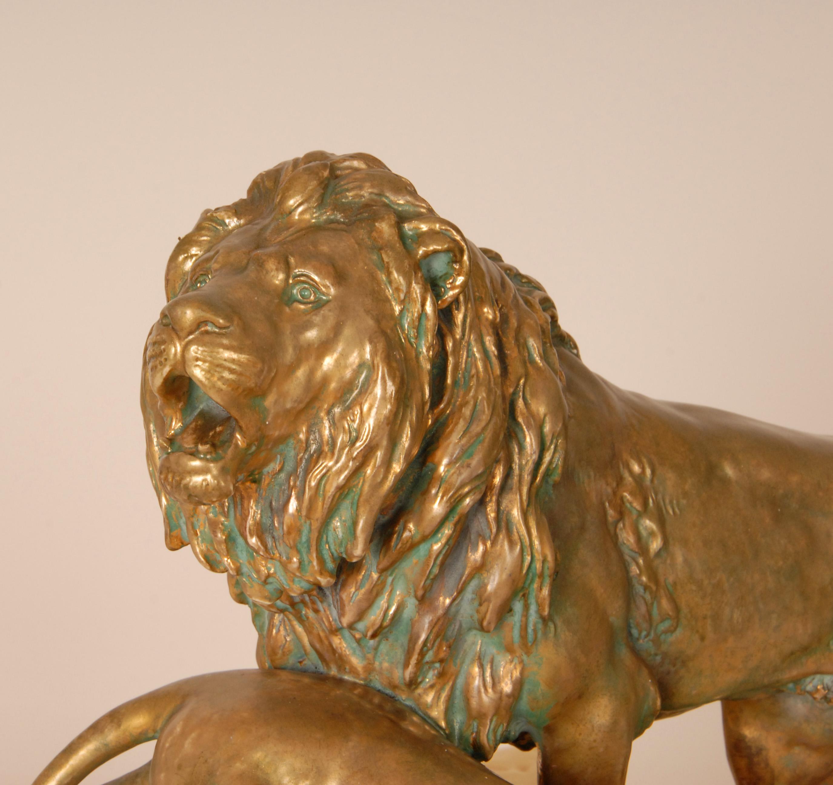 Fatto a mano Scultura antica in ceramica Leoni animali firmati Gruppo Porcellana Viennese Oro Beig in vendita