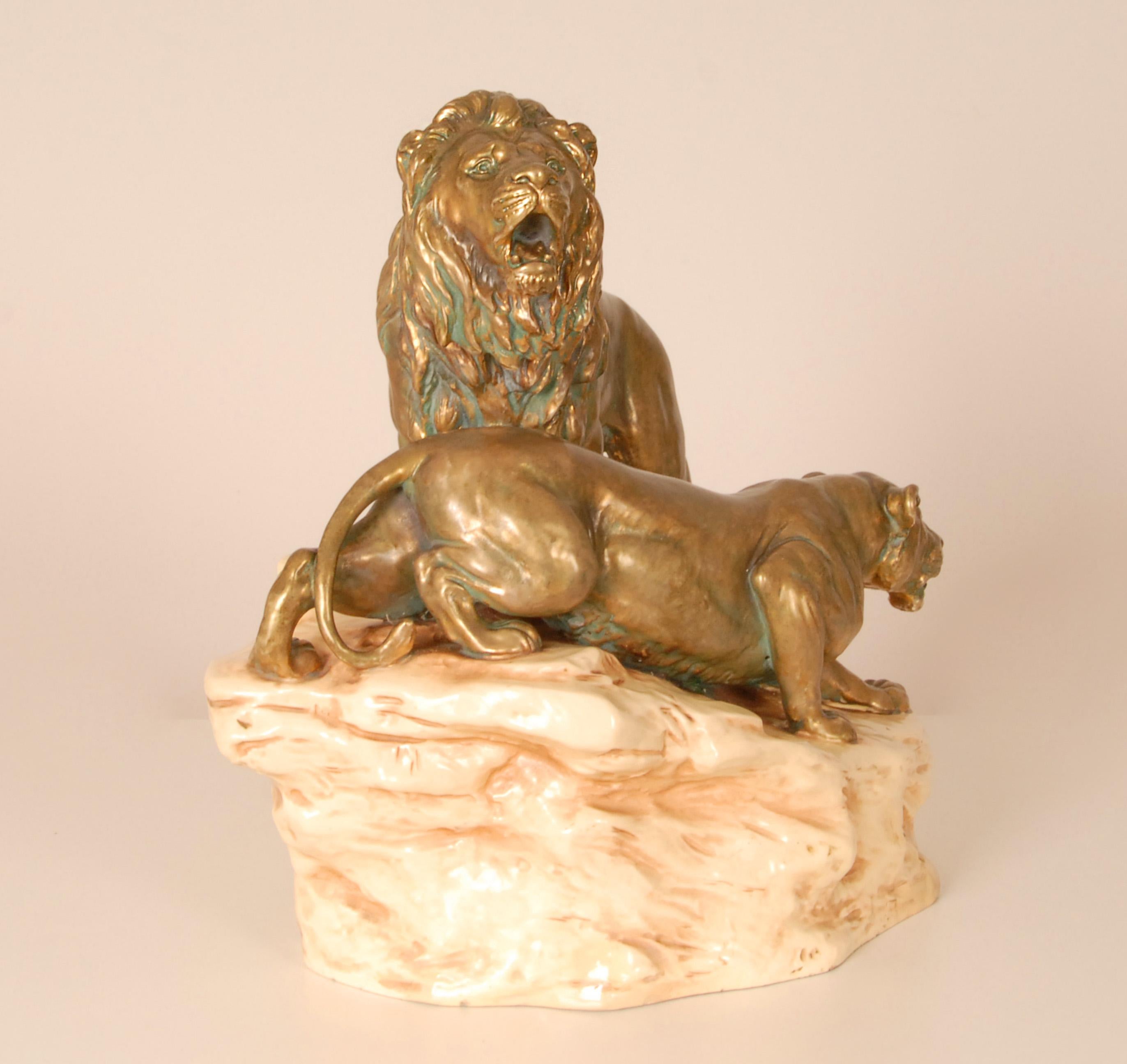 Scultura antica in ceramica Leoni animali firmati Gruppo Porcellana Viennese Oro Beig In condizioni buone in vendita a Wommelgem, VAN