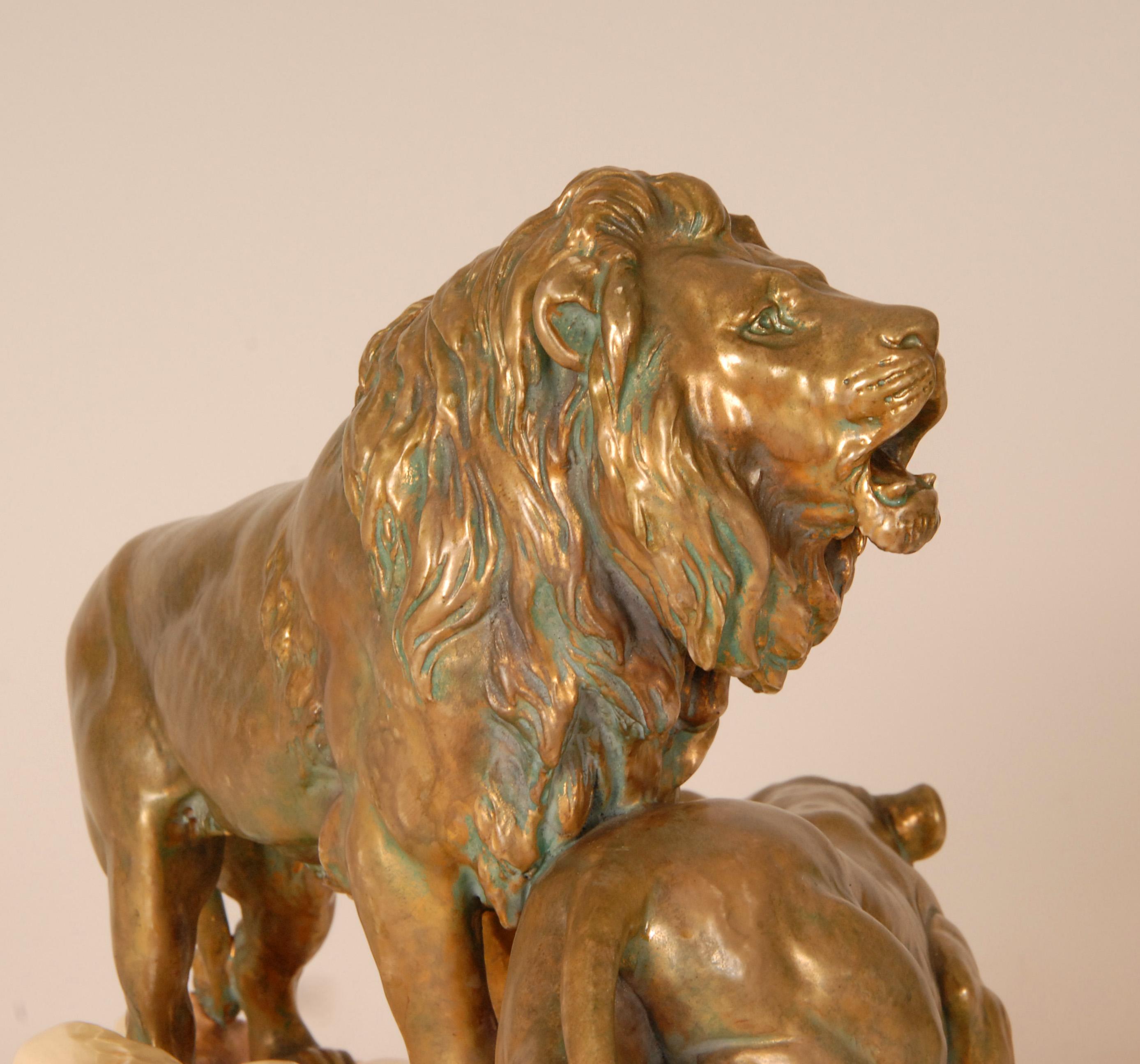 XIX secolo Scultura antica in ceramica Leoni animali firmati Gruppo Porcellana Viennese Oro Beig in vendita