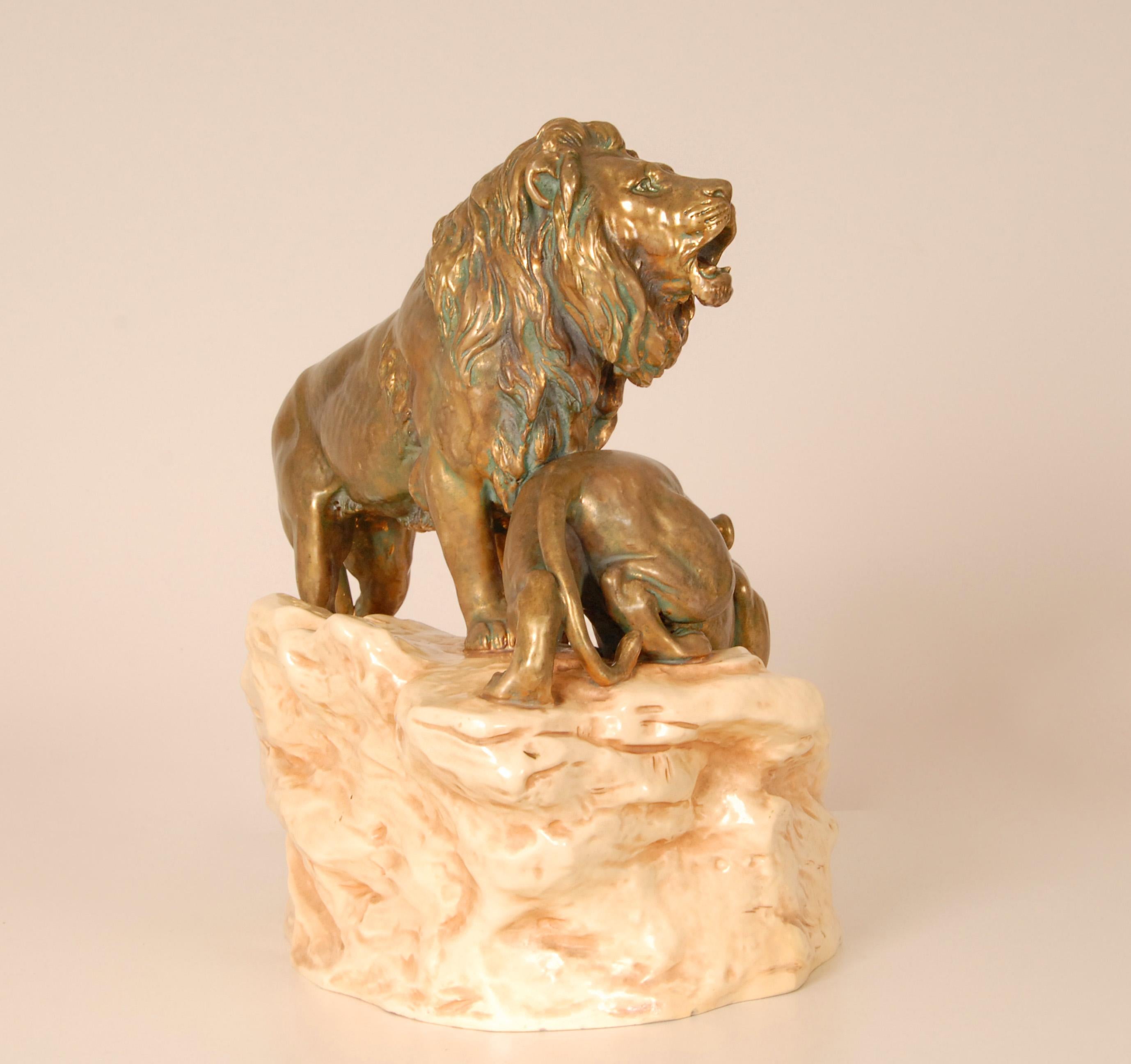 Ceramica Scultura antica in ceramica Leoni animali firmati Gruppo Porcellana Viennese Oro Beig in vendita