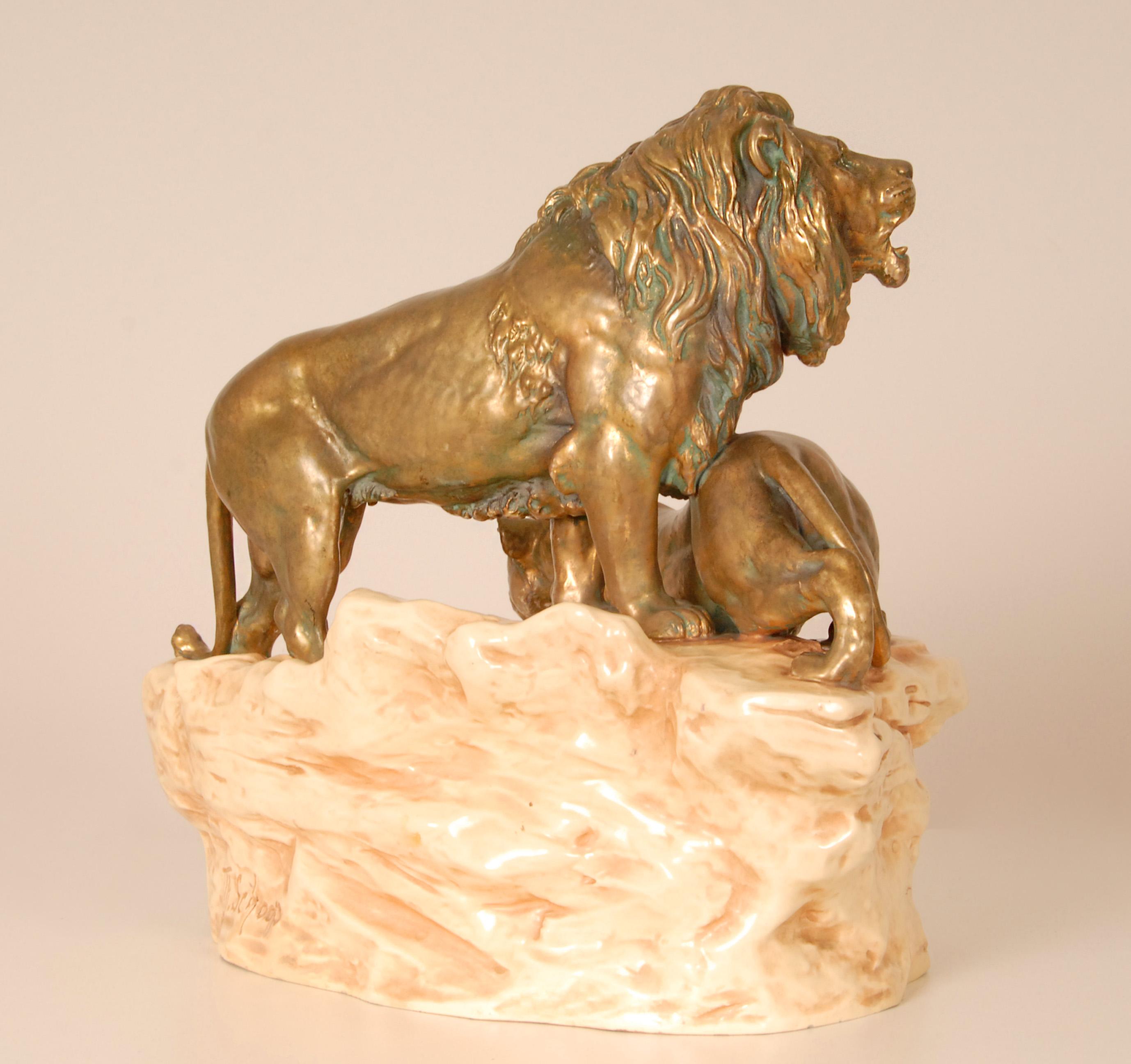 Scultura antica in ceramica Leoni animali firmati Gruppo Porcellana Viennese Oro Beig in vendita 1