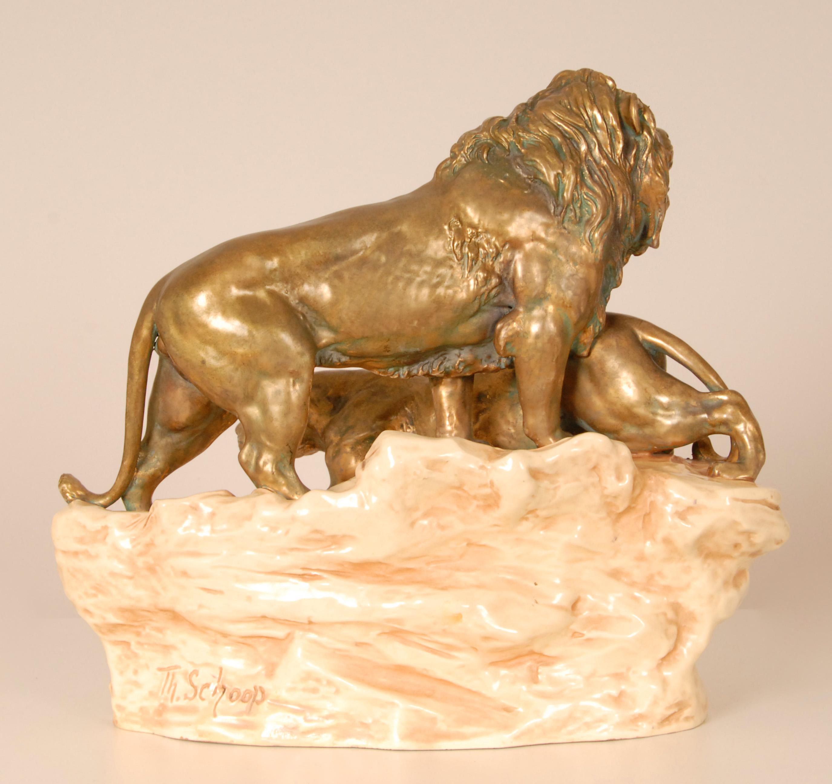 Scultura antica in ceramica Leoni animali firmati Gruppo Porcellana Viennese Oro Beig in vendita 2