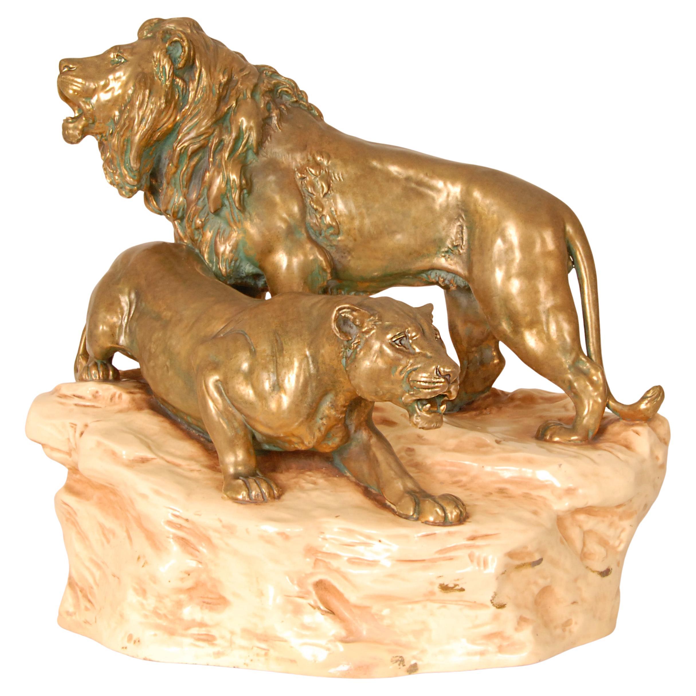 Sculpture ancienne en céramique Lions Animal Signée Viennese Porcelain Group Gold Beig