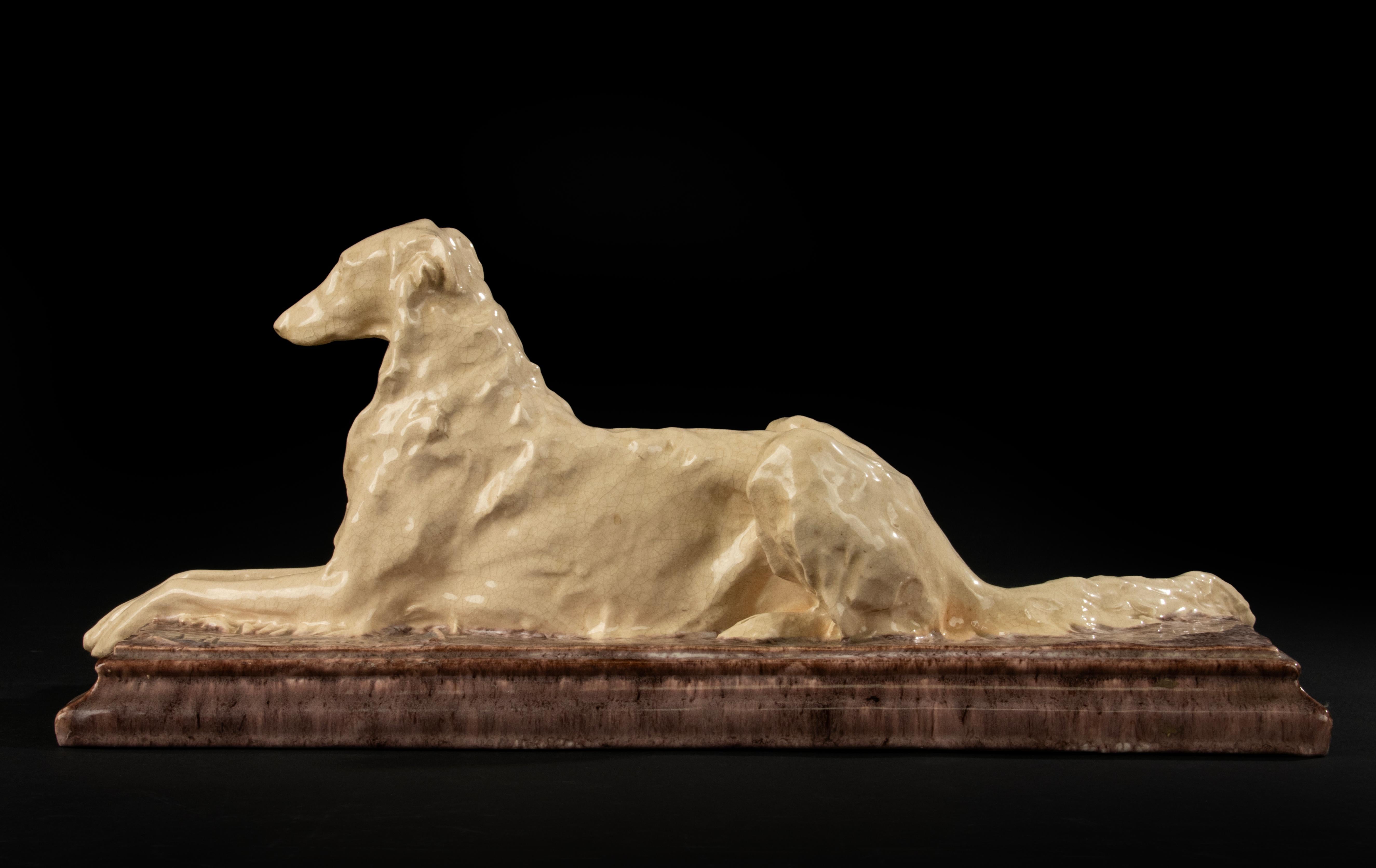 Preciosa escultura de cerámica de gran tamaño de un perro borzoi, obra del artista italiano/francés Giacomo Merculiano.
La escultura tiene un bello aspecto elegante y está firmada y fechada en la base, J. Merculiano, 1911.
El perro Borzoi se utiliza