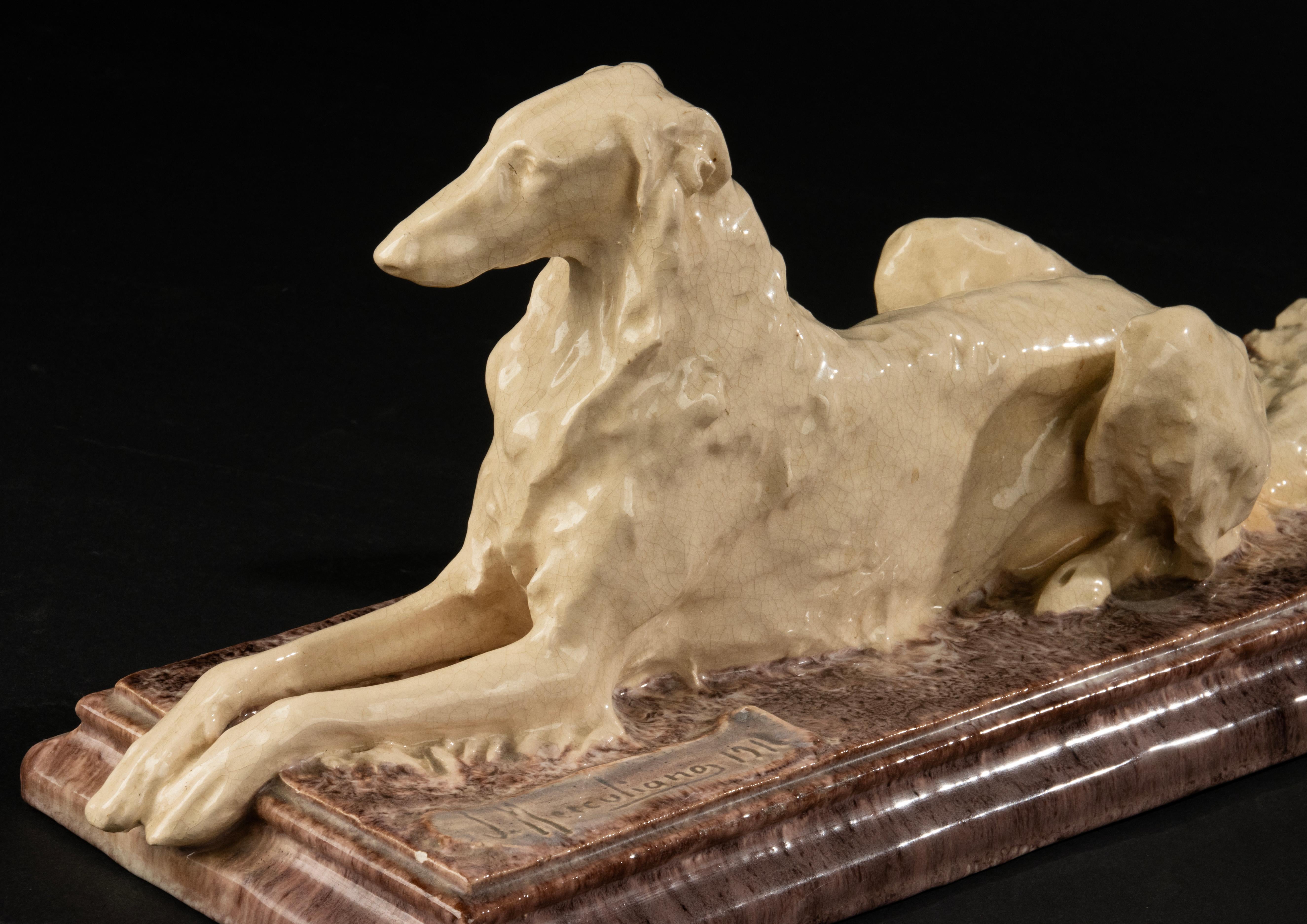 Escultura de cerámica antigua de un perro Borzoi - Jacques Merculiano Art Decó en venta