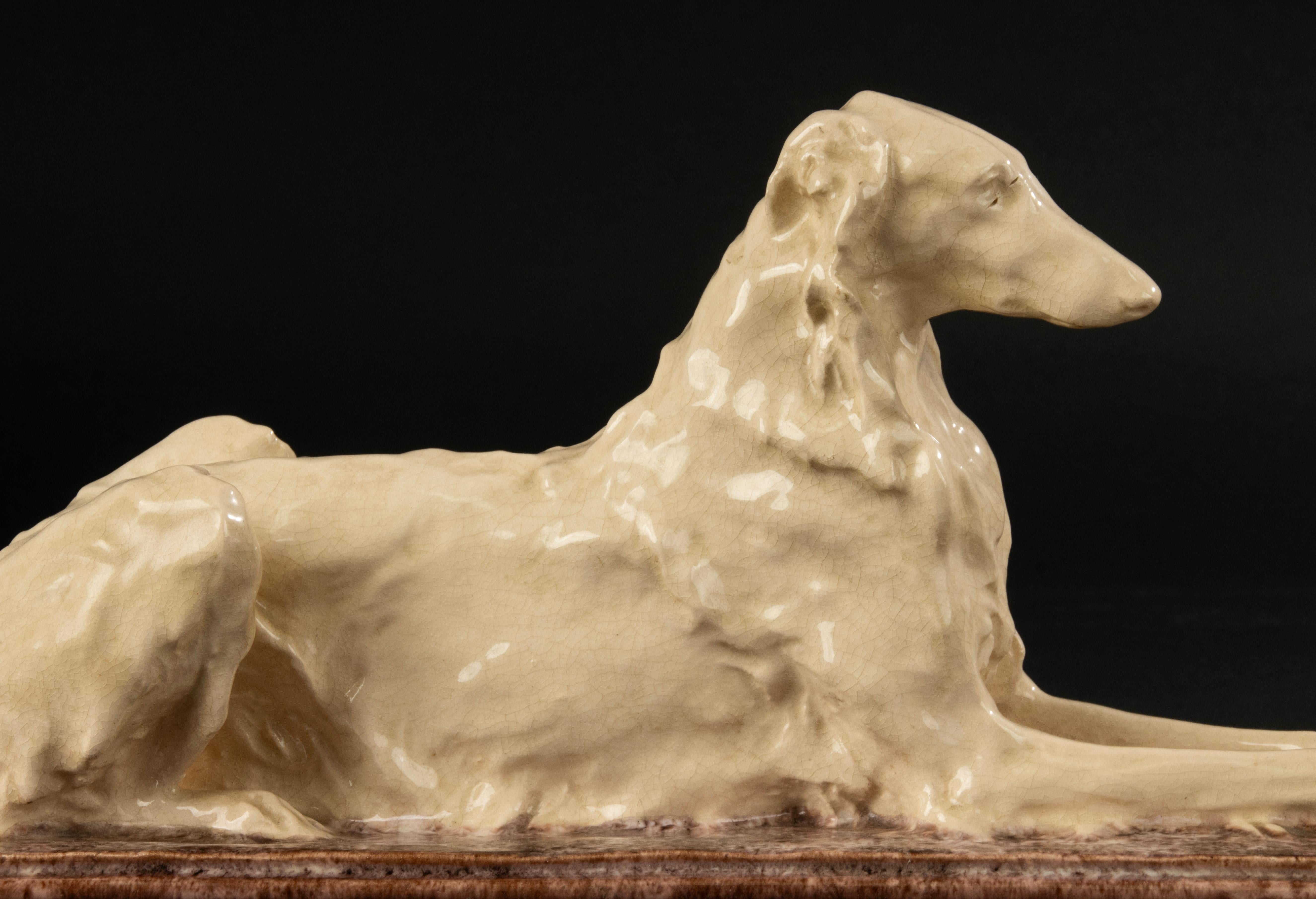 Escultura de cerámica antigua de un perro Borzoi - Jacques Merculiano Hecho a mano en venta
