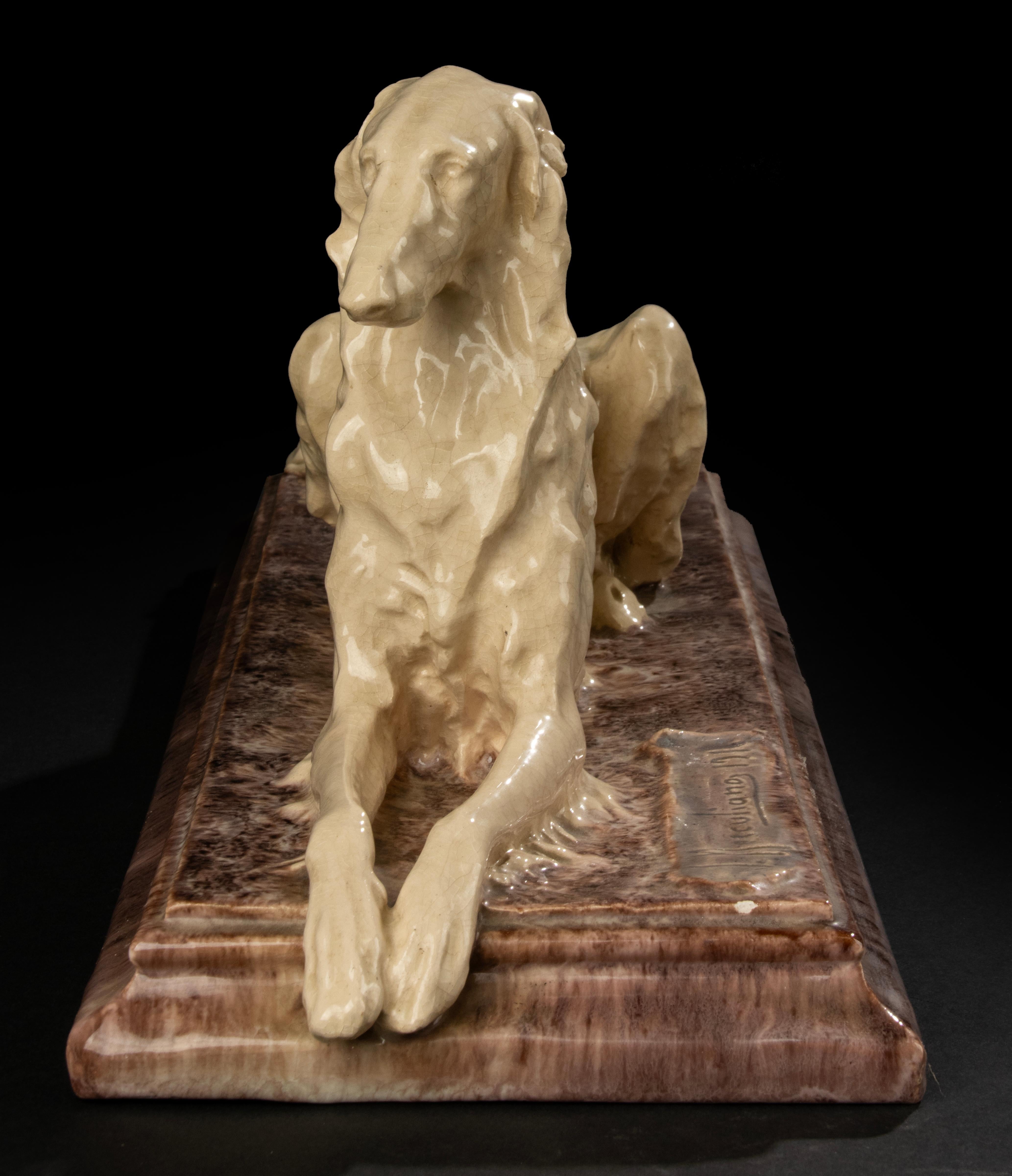 Escultura de cerámica antigua de un perro Borzoi - Jacques Merculiano en Bueno estado para la venta en Casteren, Noord-Brabant