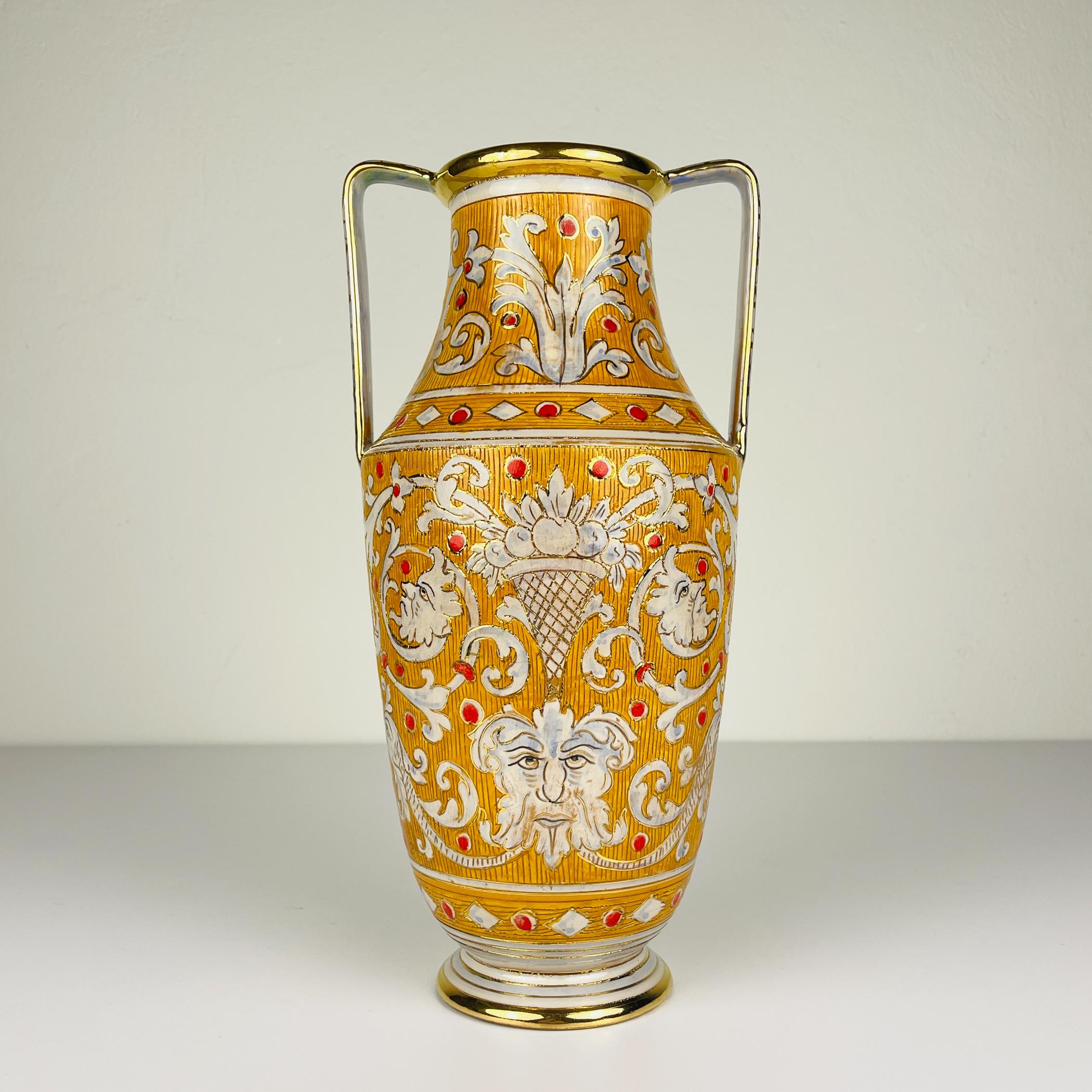 Wunderschöne Vintage-Vase aus Keramik von Serafino Volpi für Deruta. Hergestellt in Italien in den 1940-50er Jahren.
Volpi war Keramiker, Geschäftsmann und vor allem einer der innovativsten Künstler dieser Zeit.
Der Töpfer Serafino Volpi, der von