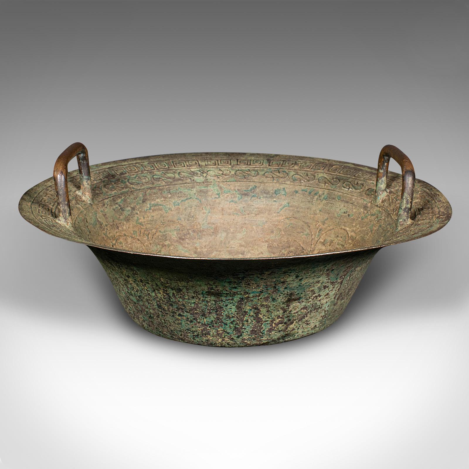 Chinois Bol de cérémonie ancien, chinois, laiton patiné, plat , Qing , victorien , vers 1900 en vente