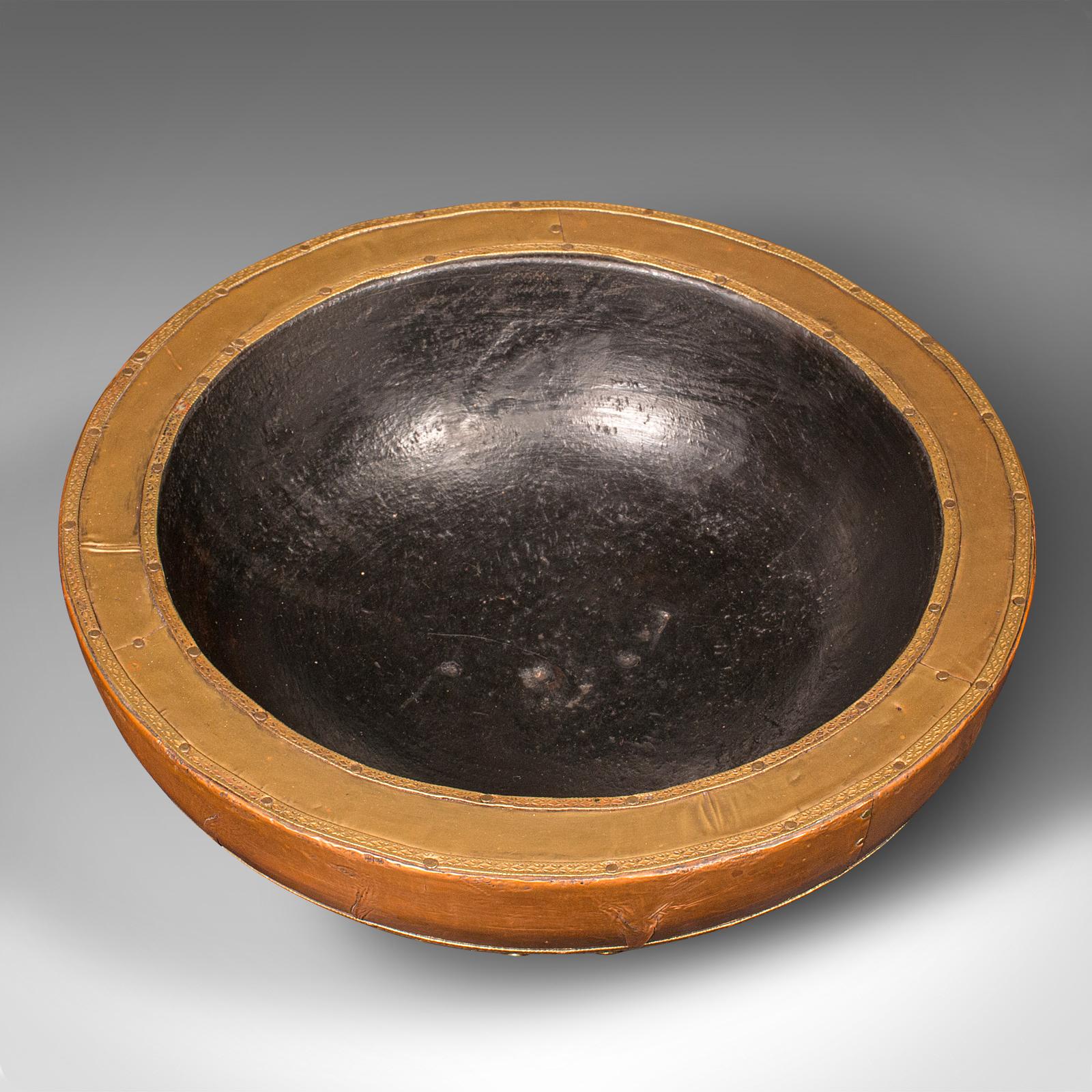 Rustique Bol de cérémonie ancien, indien, ébénisé, plat, laiton, cuivre, décor victorien en vente