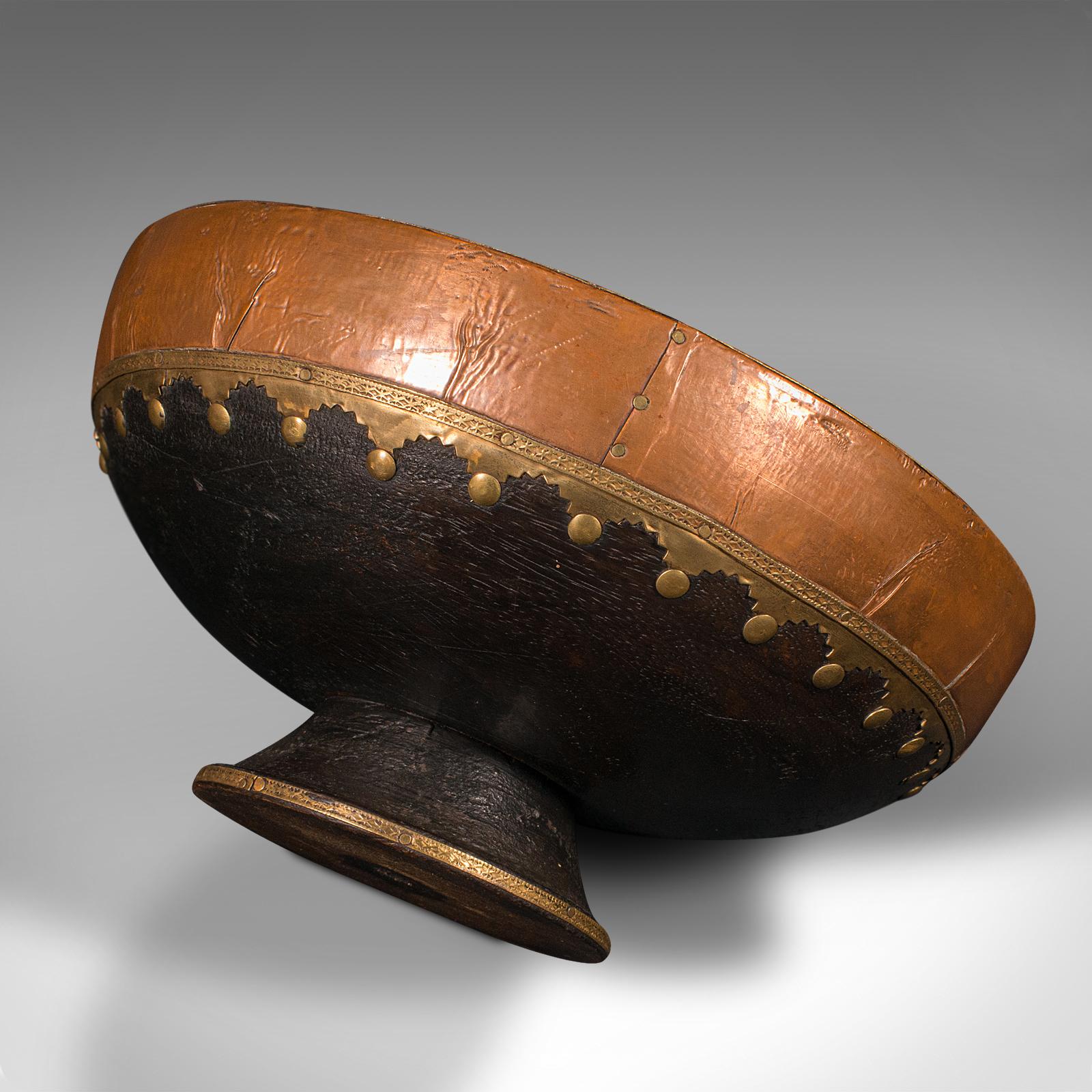 XIXe siècle Bol de cérémonie ancien, indien, ébénisé, plat, laiton, cuivre, décor victorien en vente