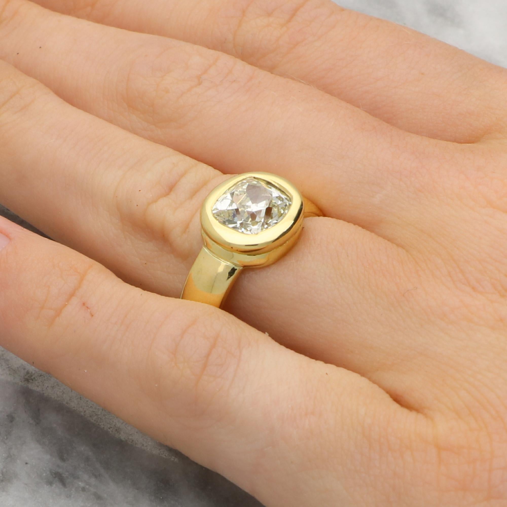 Magnifique bague en or jaune 18k avec un diamant ancien certifié de 2.00ct de taille coussin. 

La pièce est uniquement sertie d'un diamant coussin étincelant de 2,00ct qui est solidement enchâssé dans cette monture en or massif fabriquée à la main.