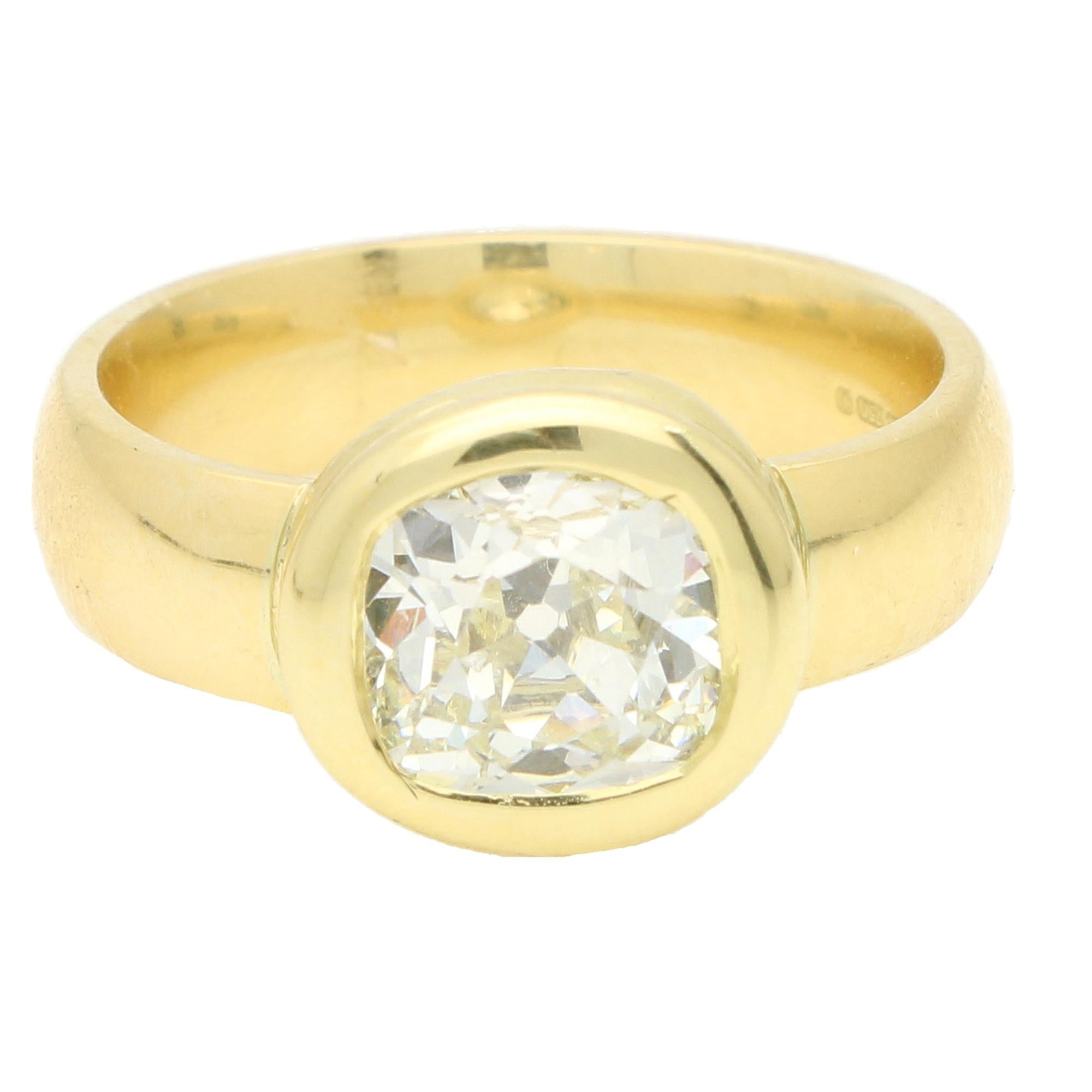 Moderne Bague en or jaune 18k avec un diamant ancien certifié de 2.00ct à taille coussin en vente