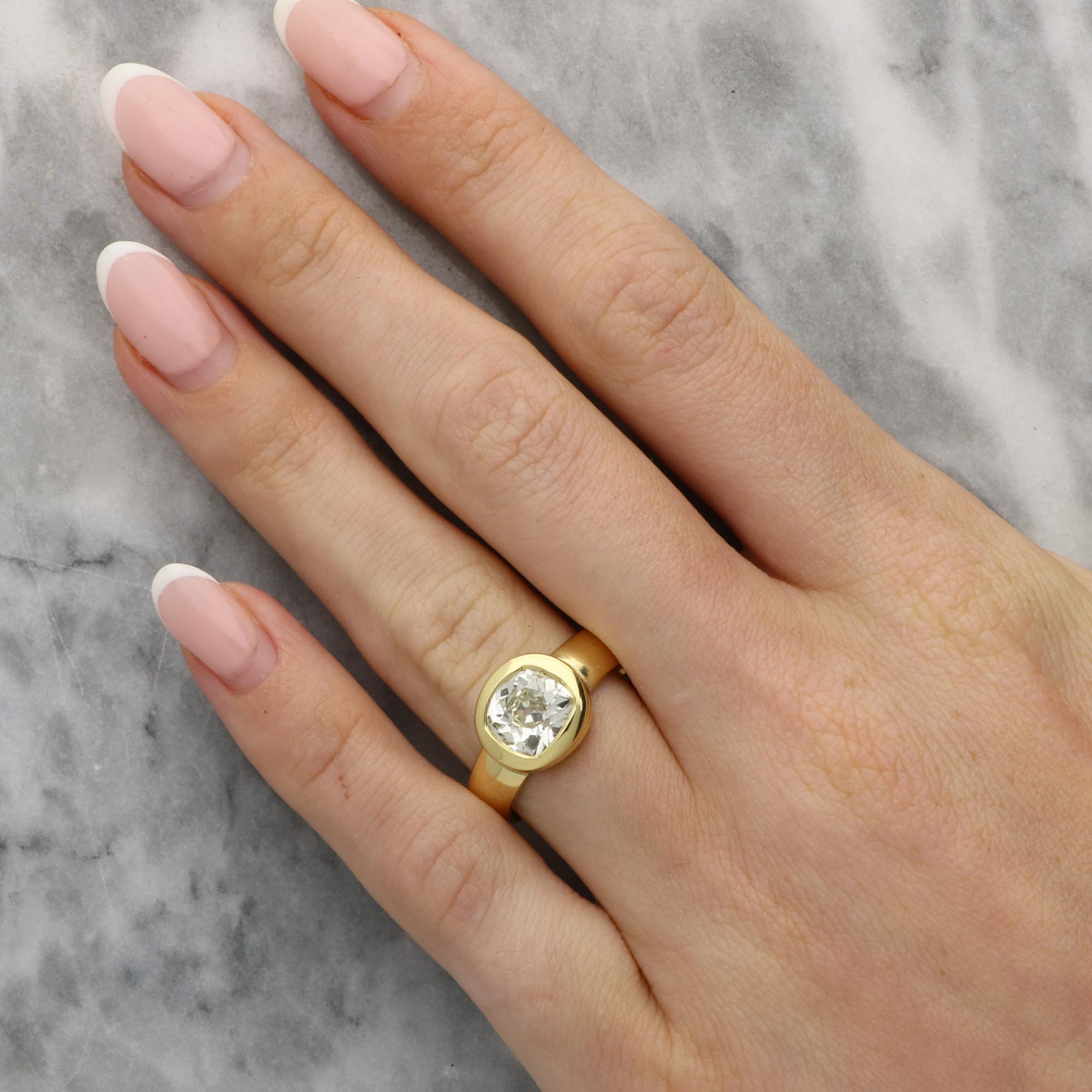 Bague en or jaune 18k avec un diamant ancien certifié de 2.00ct à taille coussin Excellent état - En vente à London, GB