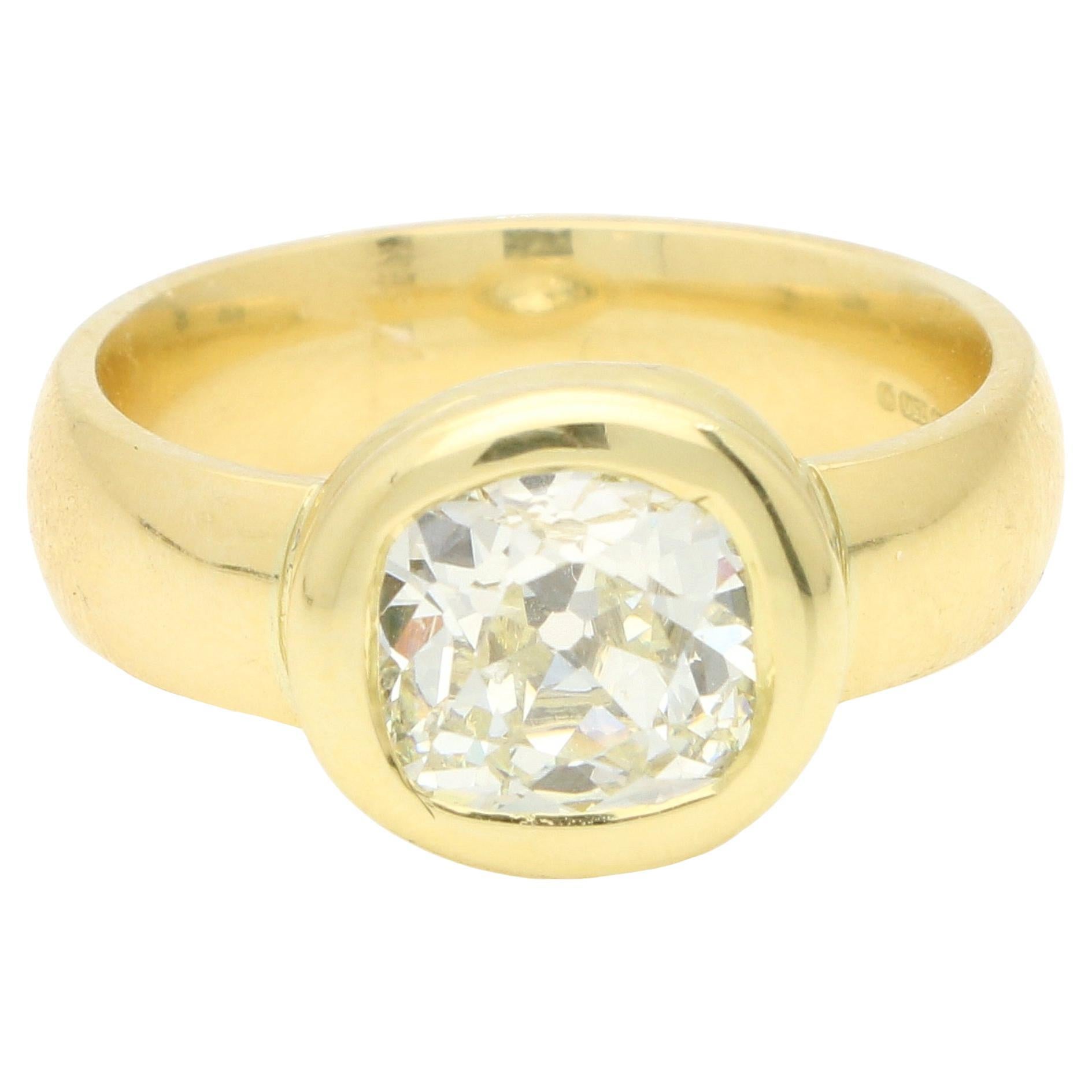 Bague en or jaune 18k avec un diamant ancien certifié de 2.00ct à taille coussin en vente