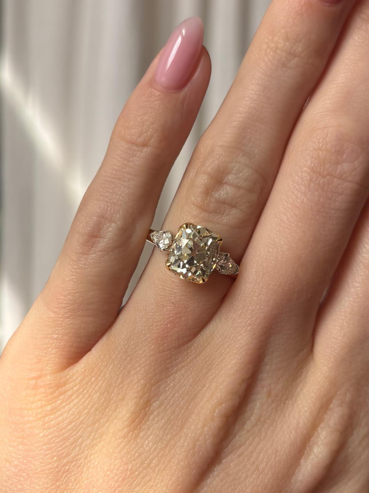 Antique Certified 3.31ct Old Cushion Cut Diamond Three Stone Ring In Excellent Condition In London, GB
