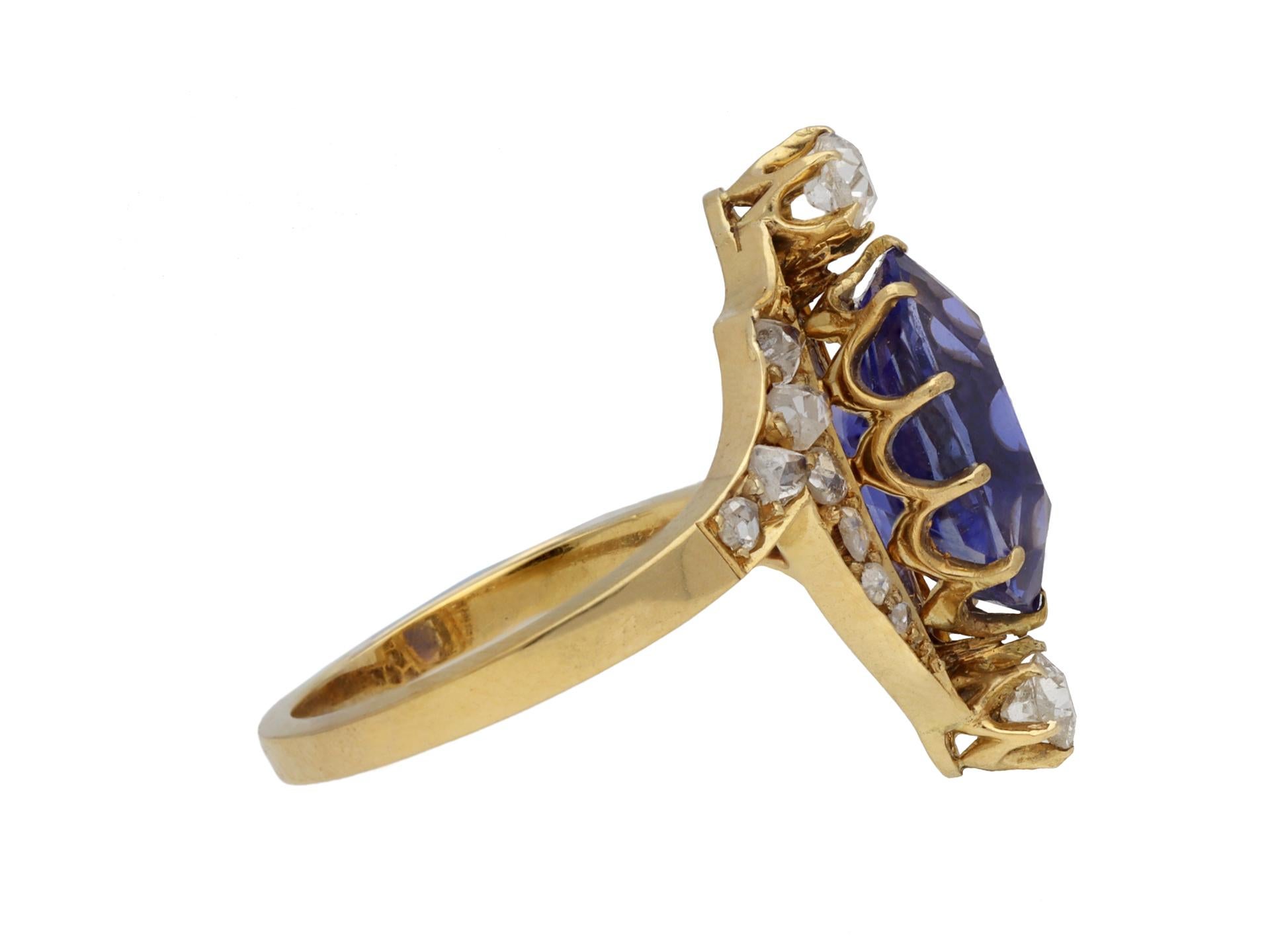 Bague ancienne en saphir de Ceylan et diamants. Le centre est serti d'un saphir de Ceylan de forme coussin et de taille ancienne, non rehaussé, en serti griffe ouvert, d'un poids approximatif de 4,50 carats. Le haut et le bas sont sertis de deux