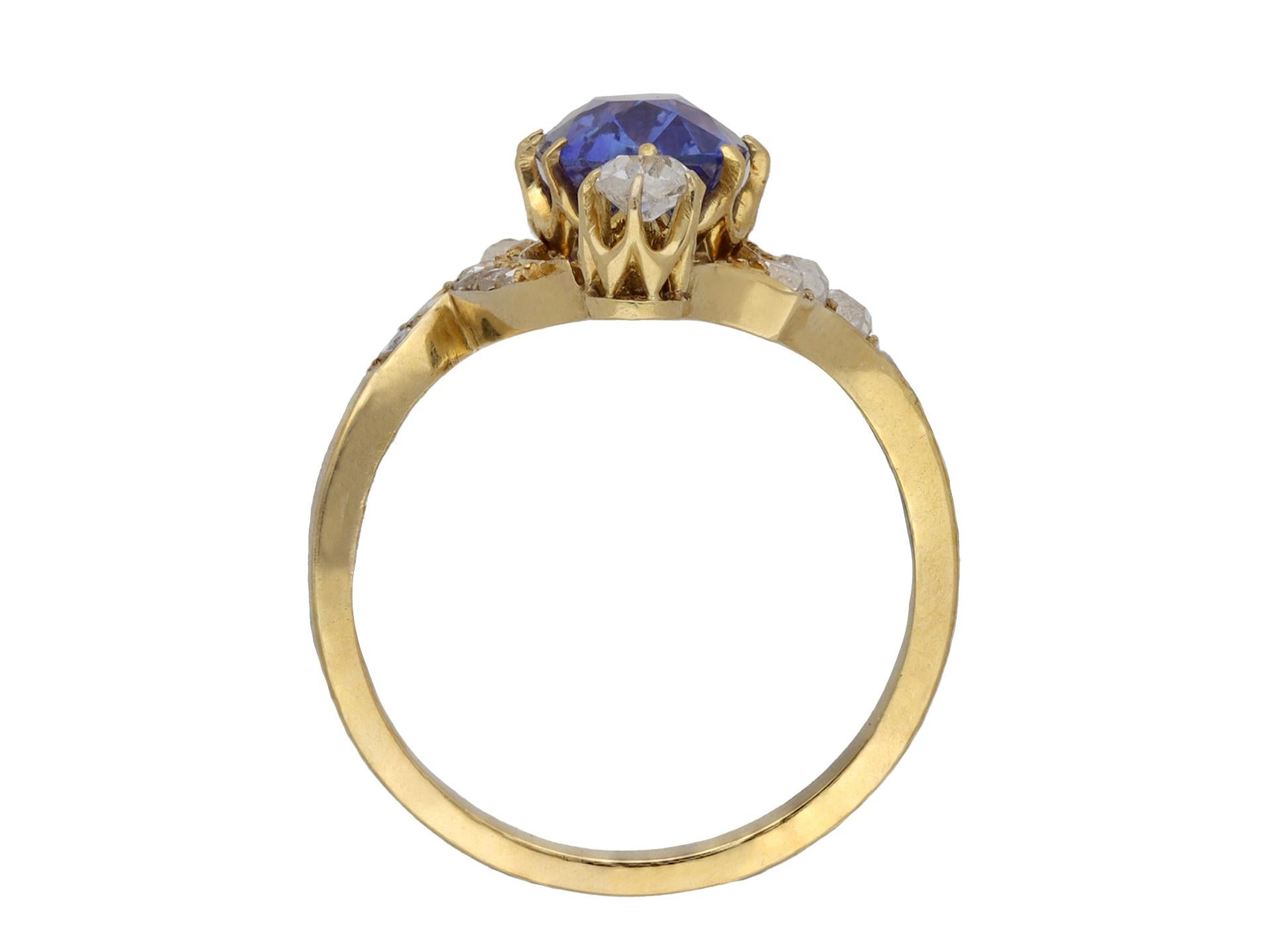 Taille coussin antique Bague ancienne en saphir de Ceylan et diamants, vers 1900. en vente