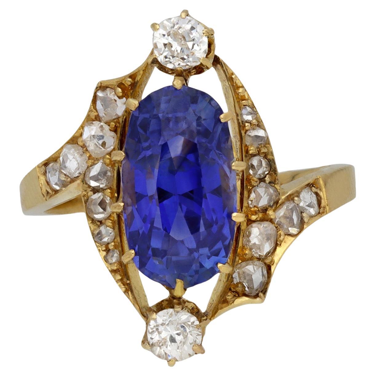 Antiguo anillo en racimo de zafiros y diamantes de Ceilán, circa 1900.