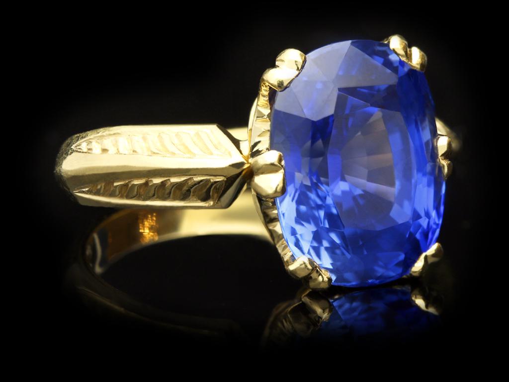Antique Ceylon sapphire solitaire ring, English, circa 1900. In Good Condition For Sale In London, GB