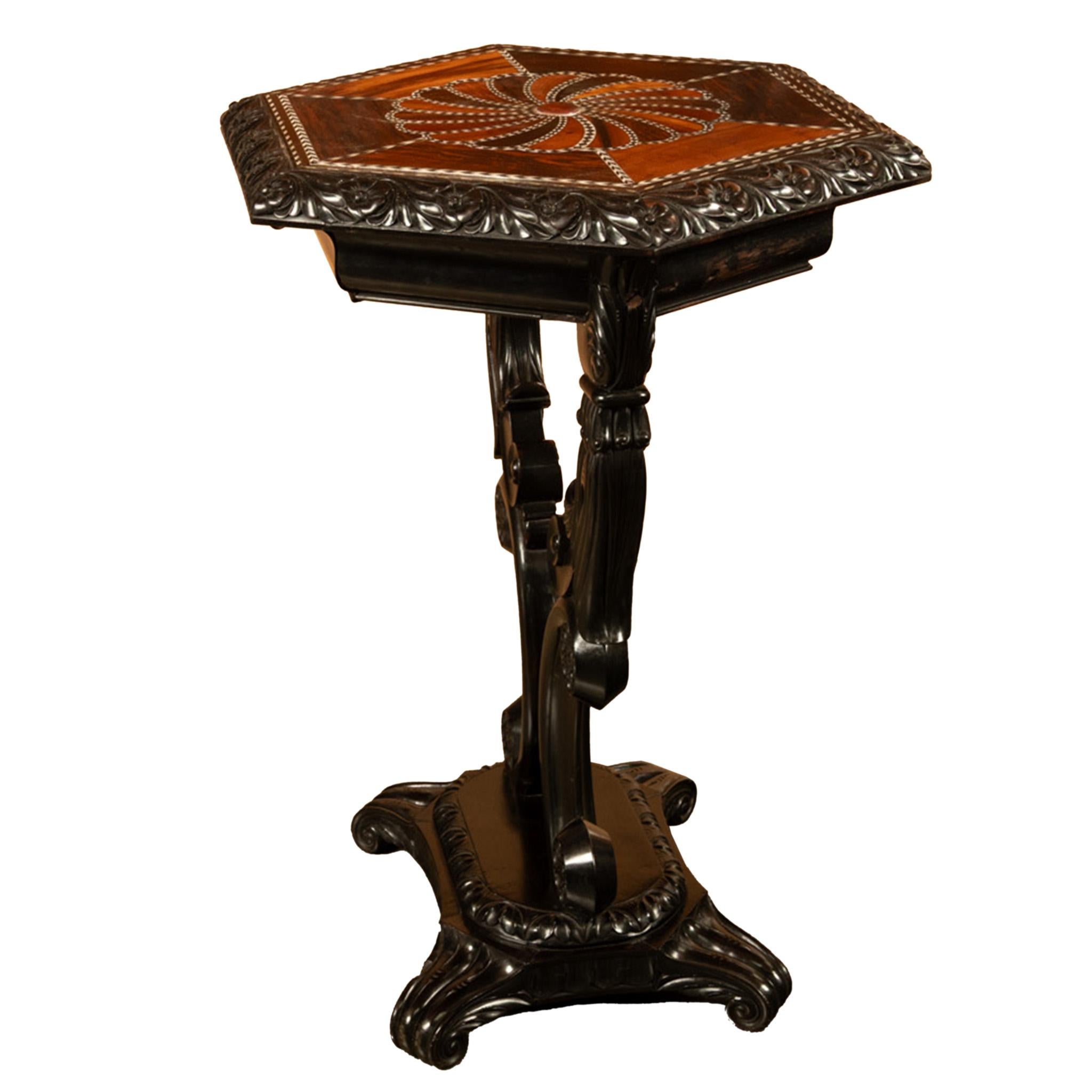 Ancienne table à incruster en bois de rose sculpté, en ébène, en ivoire et en argent de Ceylan 1860 en vente 5