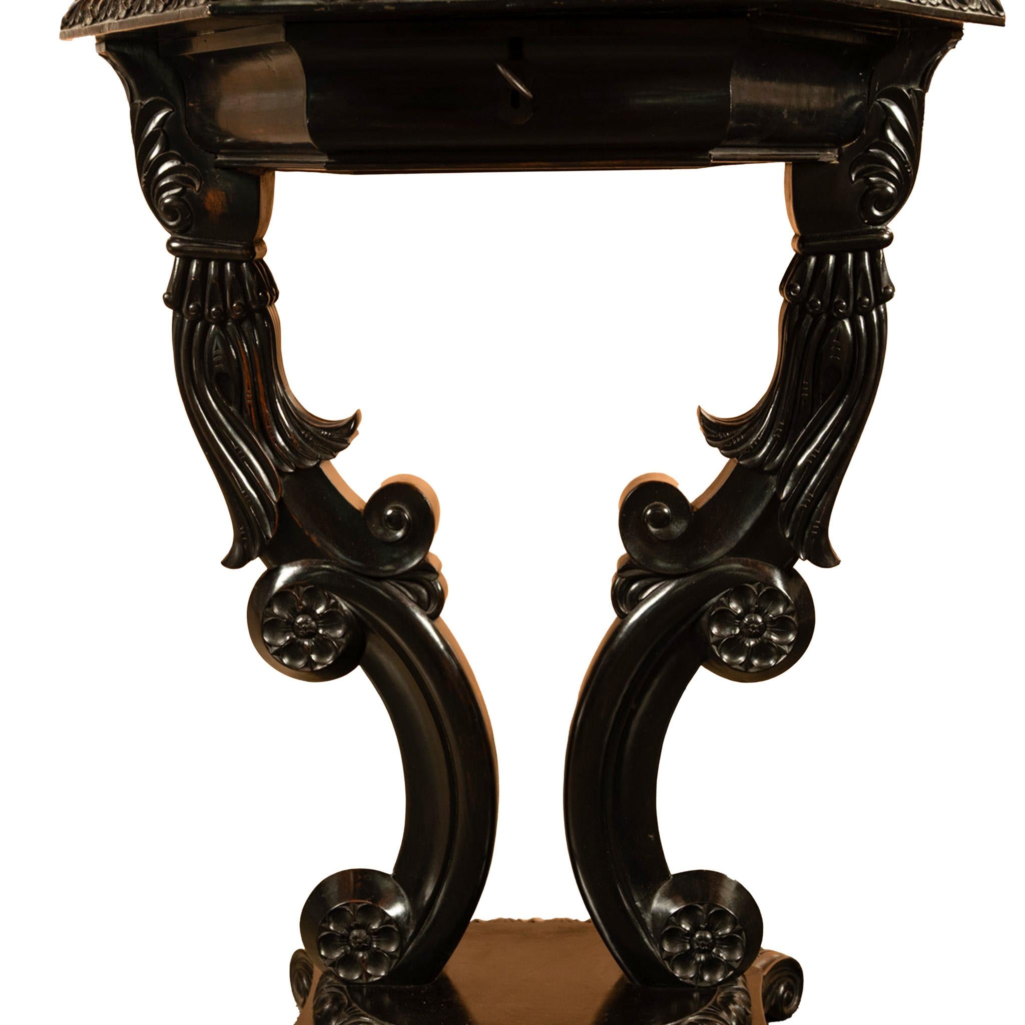 Ancienne table à incruster en bois de rose sculpté, en ébène, en ivoire et en argent de Ceylan 1860 en vente 8