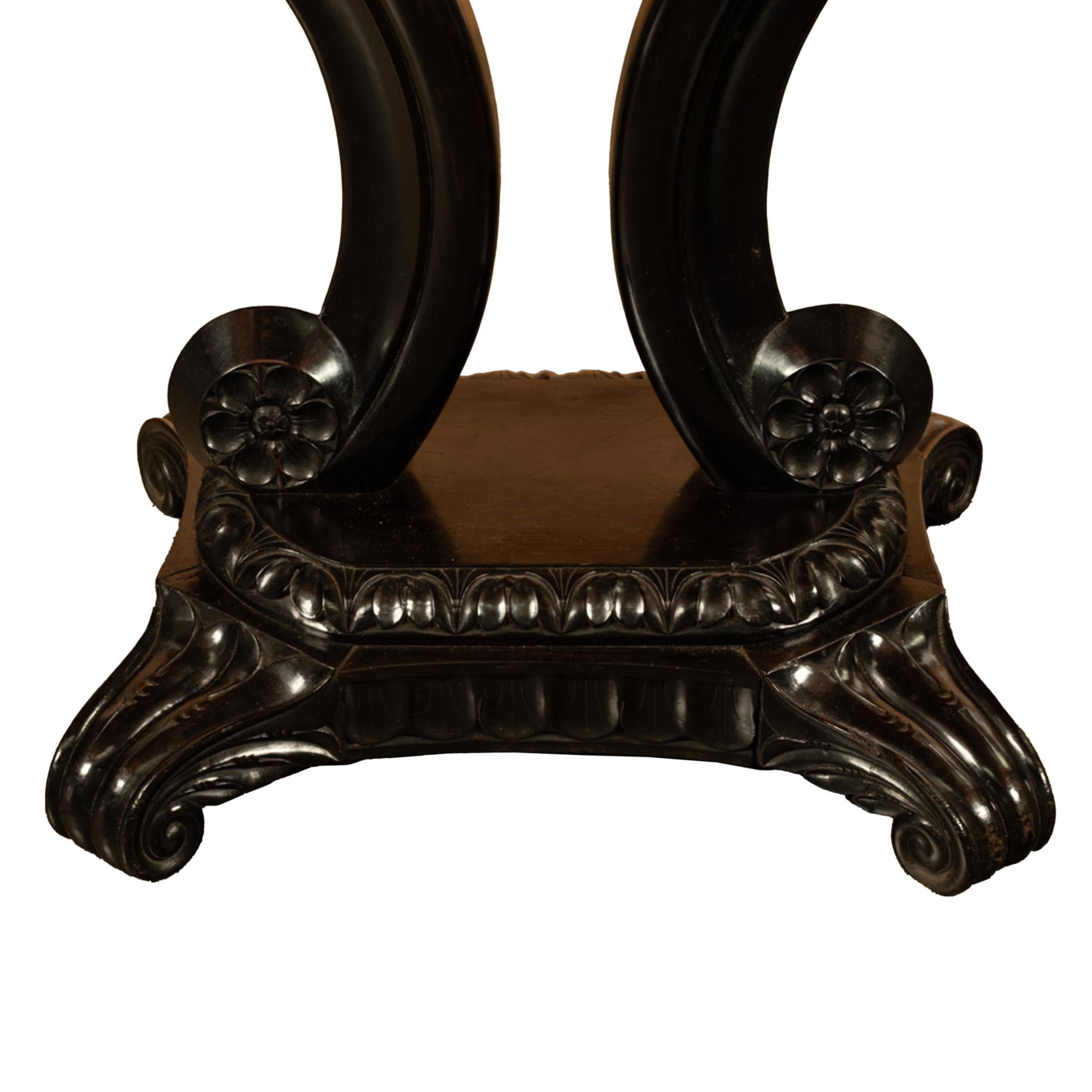 Ancienne table à incruster en bois de rose sculpté, en ébène, en ivoire et en argent de Ceylan 1860 en vente 9