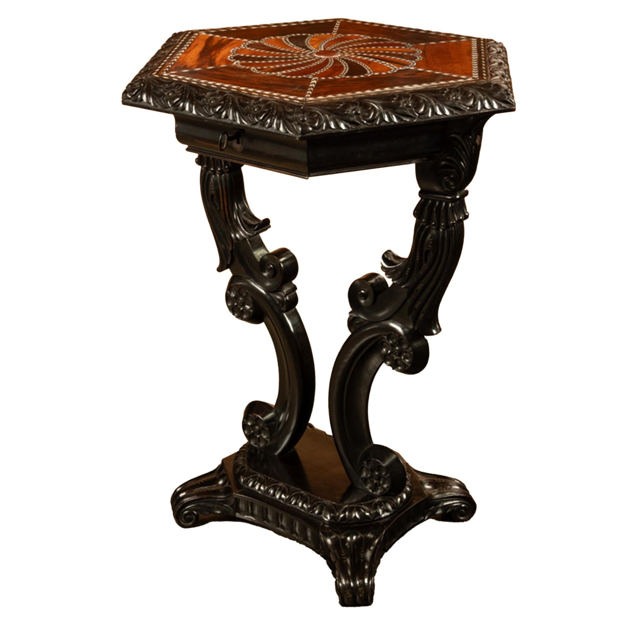 Anglo-indien Ancienne table à incruster en bois de rose sculpté, en ébène, en ivoire et en argent de Ceylan 1860 en vente