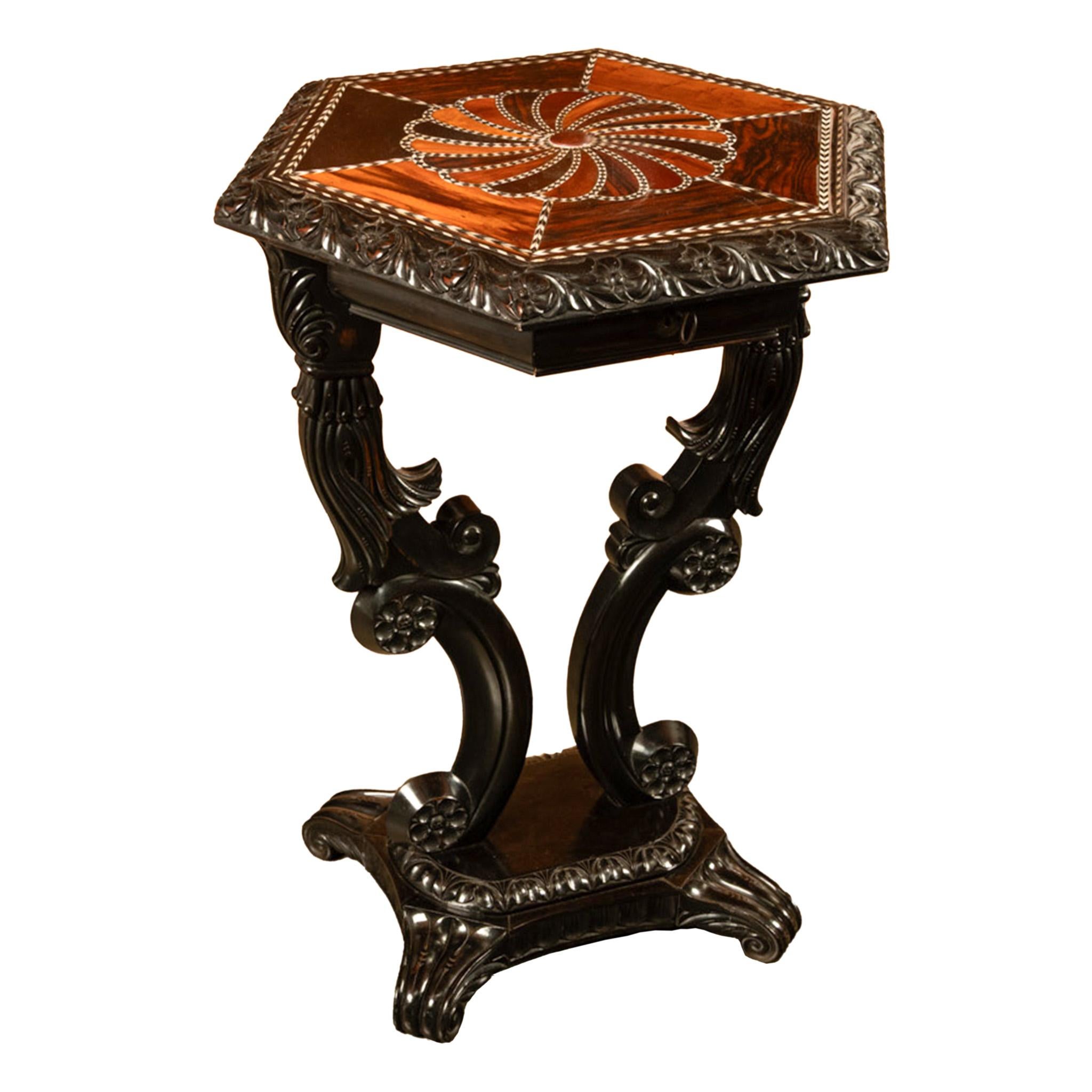 Sculpté Ancienne table à incruster en bois de rose sculpté, en ébène, en ivoire et en argent de Ceylan 1860 en vente