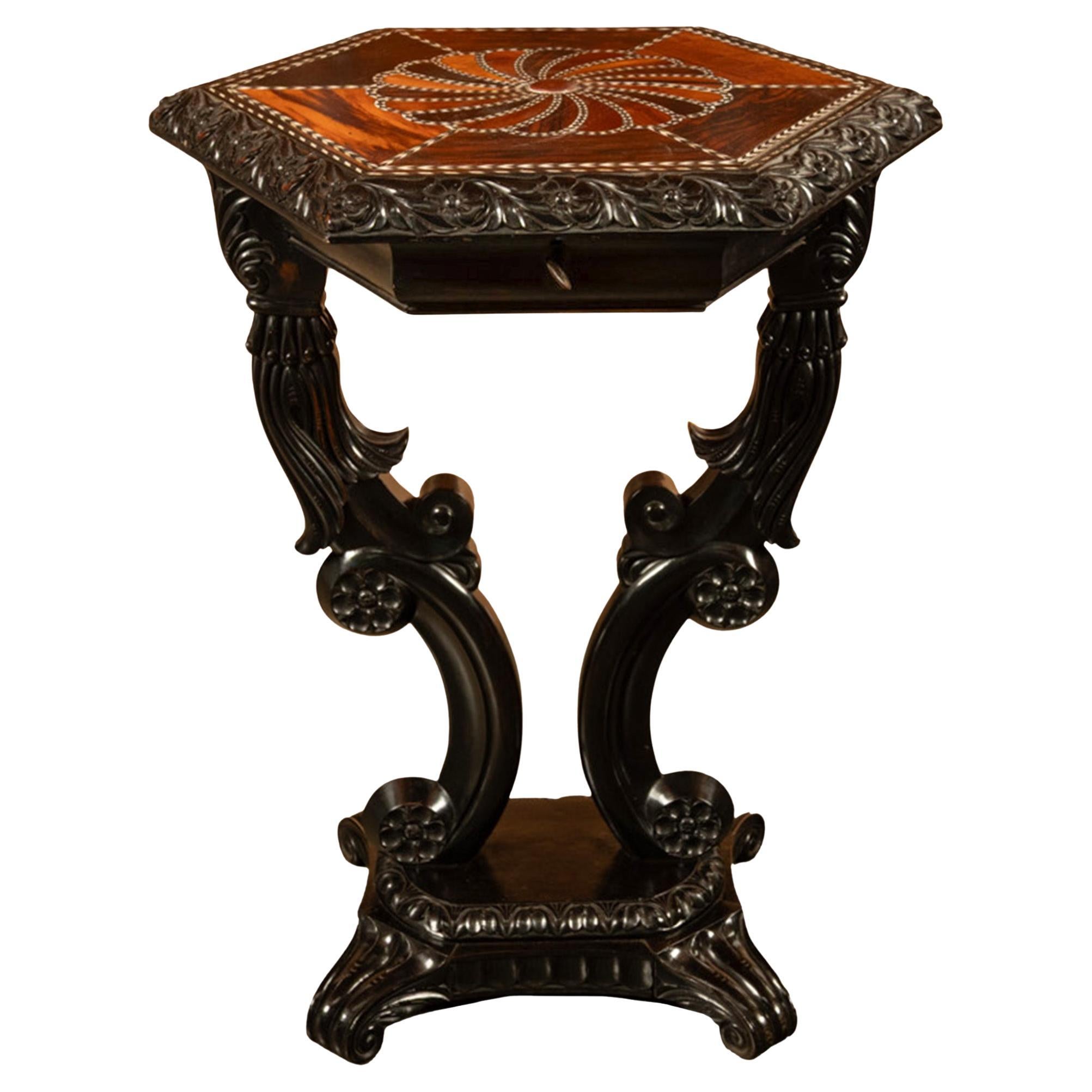 Ancienne table à incruster en bois de rose sculpté, en ébène, en ivoire et en argent de Ceylan 1860 en vente