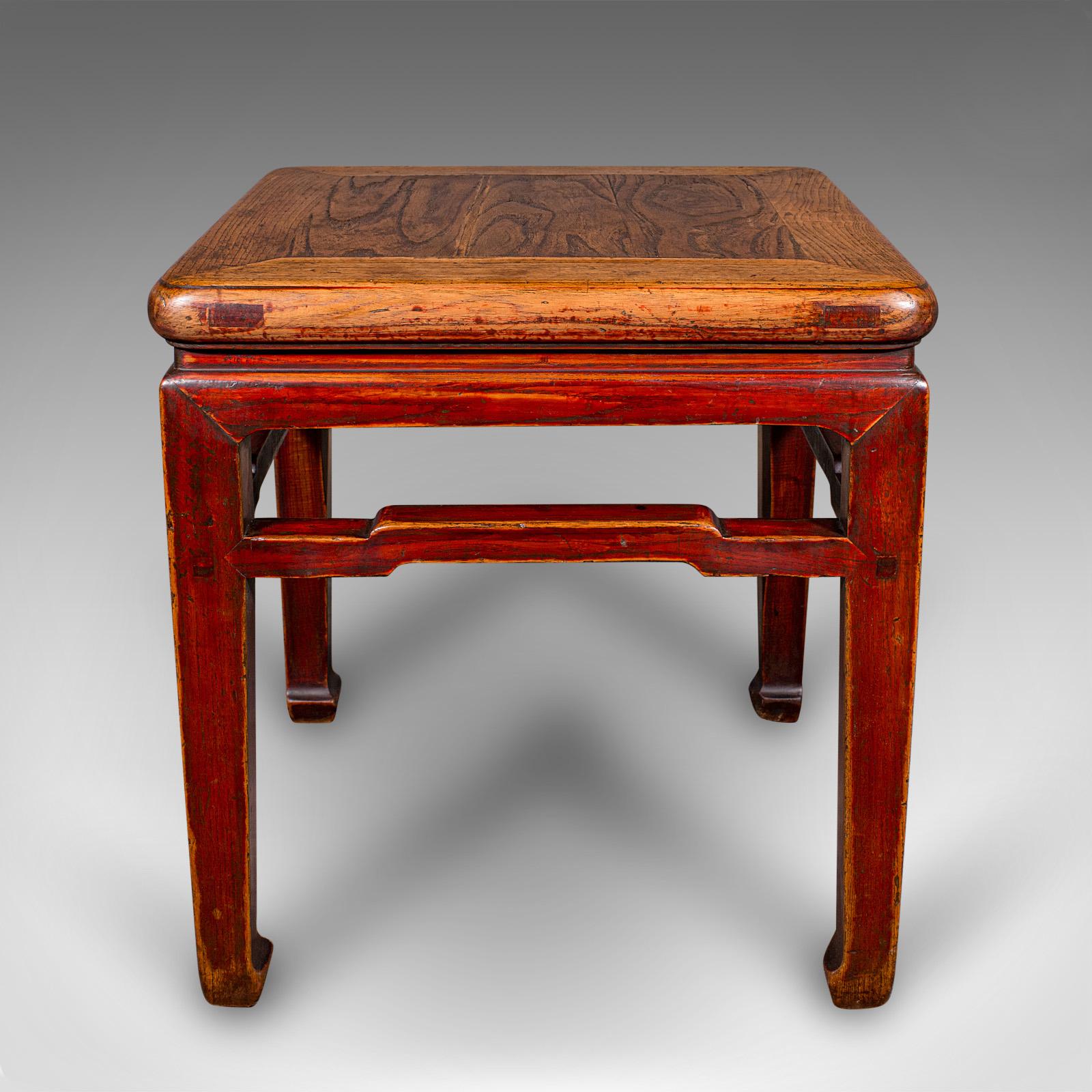 Il s'agit d'une table Chabudai ancienne. Table basse japonaise pour le thé ou l'agenouillement, fabriquée en orme asiatique pendant la période Meiji, datant de la fin de l'ère victorienne, vers 1900. Une pièce charmante et tactile, riche en couleurs