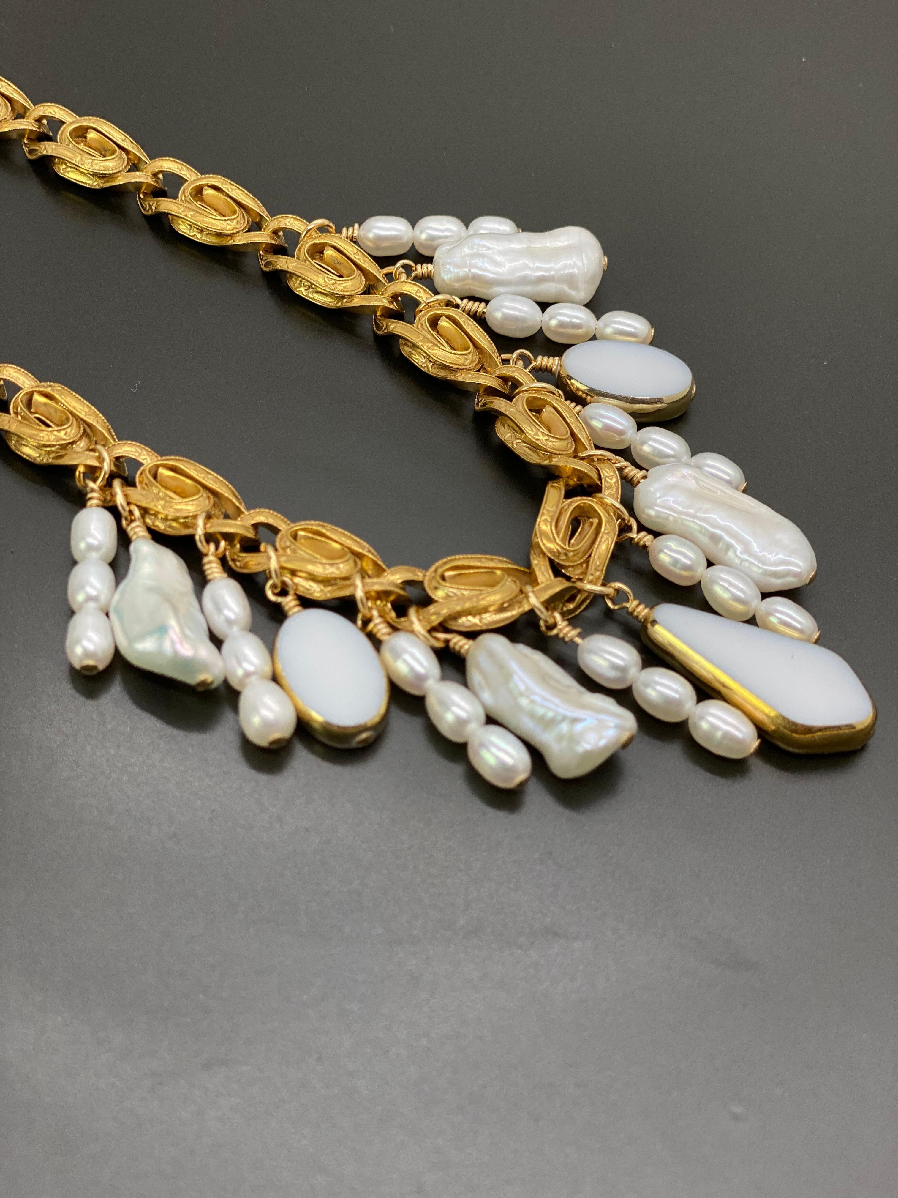 Inspirée du Glam des années 1920, la chaîne antique est ornée de magnifiques filigranes. La chaîne est ornée de 3 perles de verre allemandes vintage qui sont bordées d'or 24K et de perles ovales et d'eau douce. Le collier se termine par un fermoir