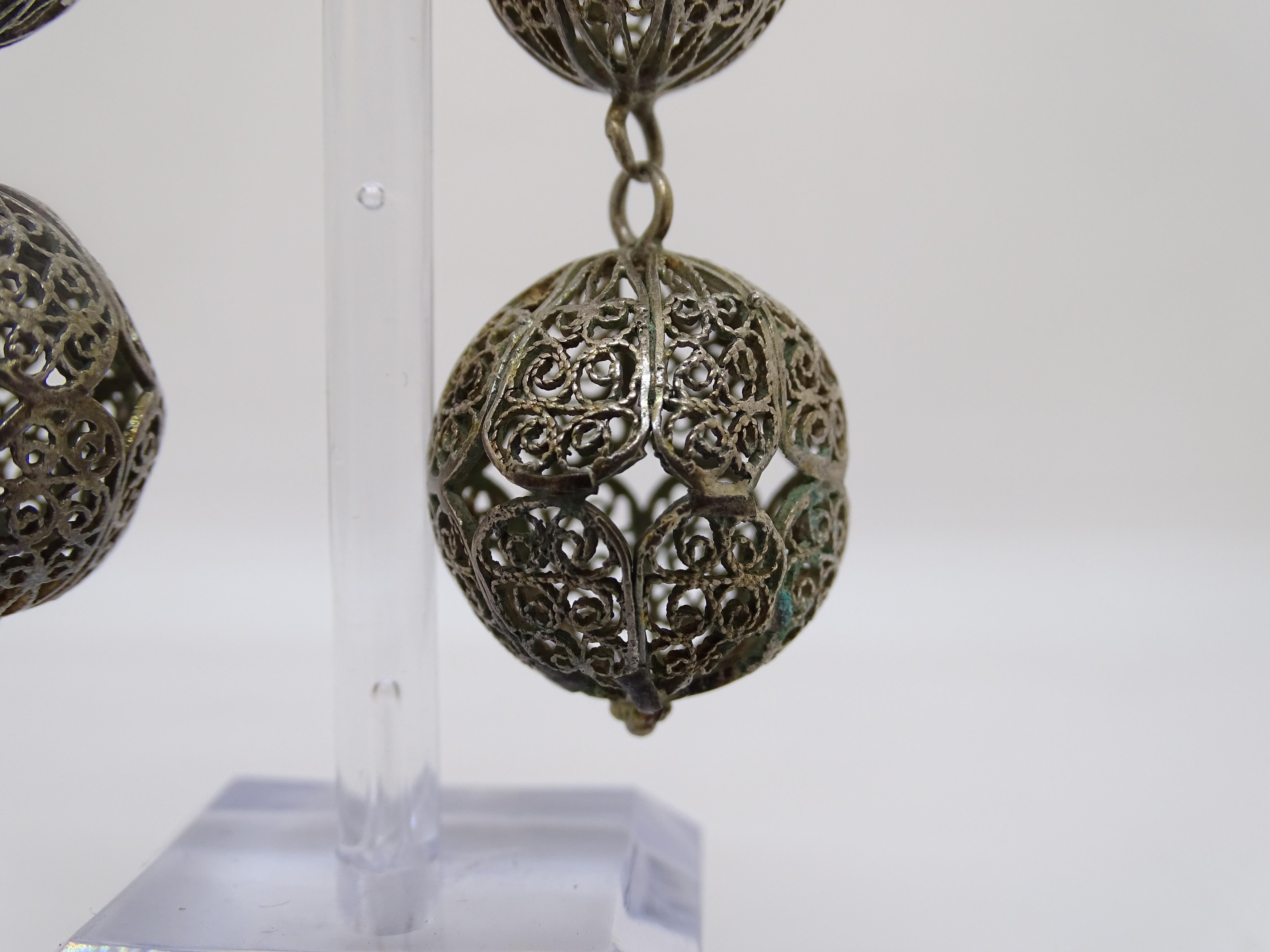 Orecchini a catena antichi con clip e sfere in filigrana d'argento in vendita 3