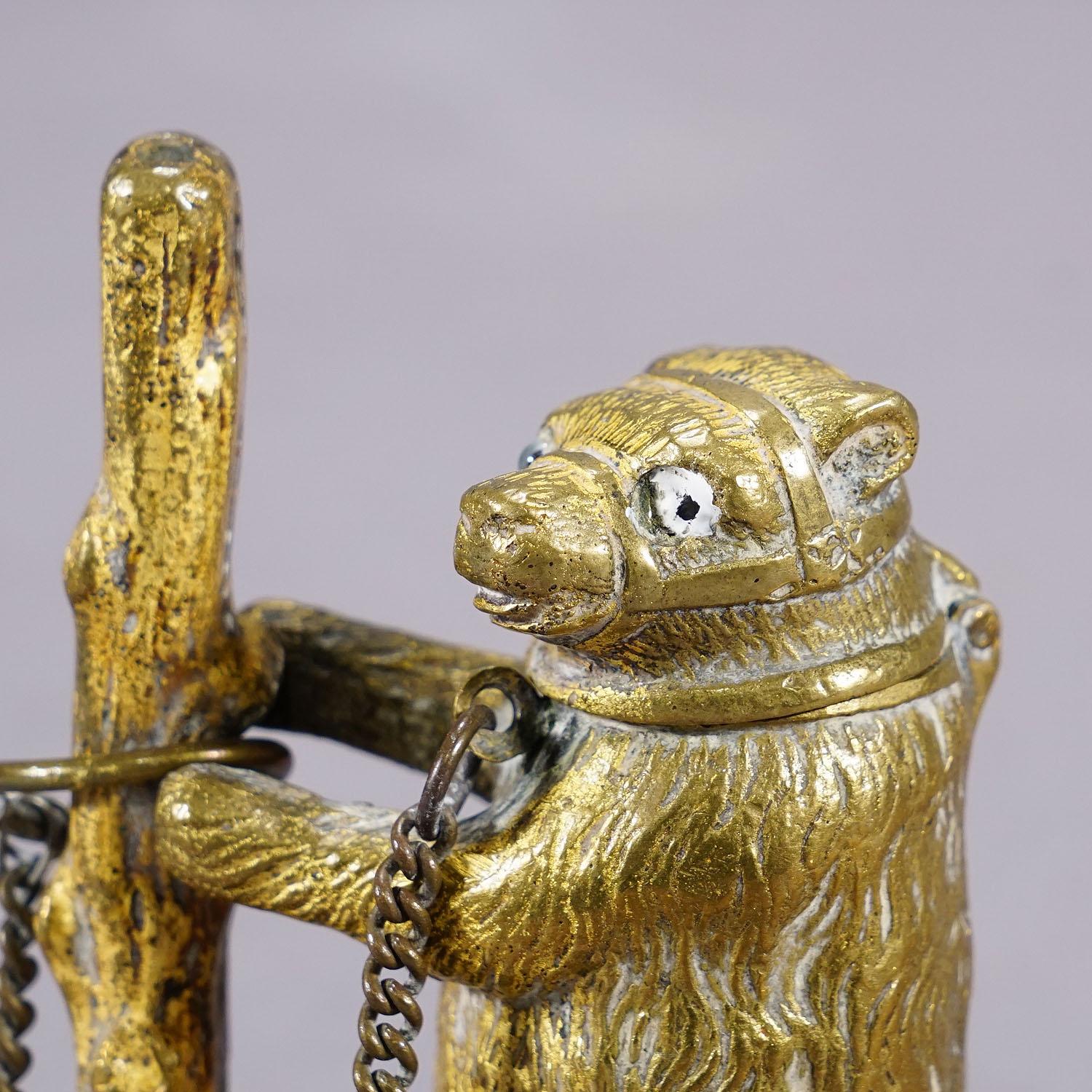 Antique Chained Bear Pillbox Made of Brass In Good Condition For Sale In Berghuelen, DE