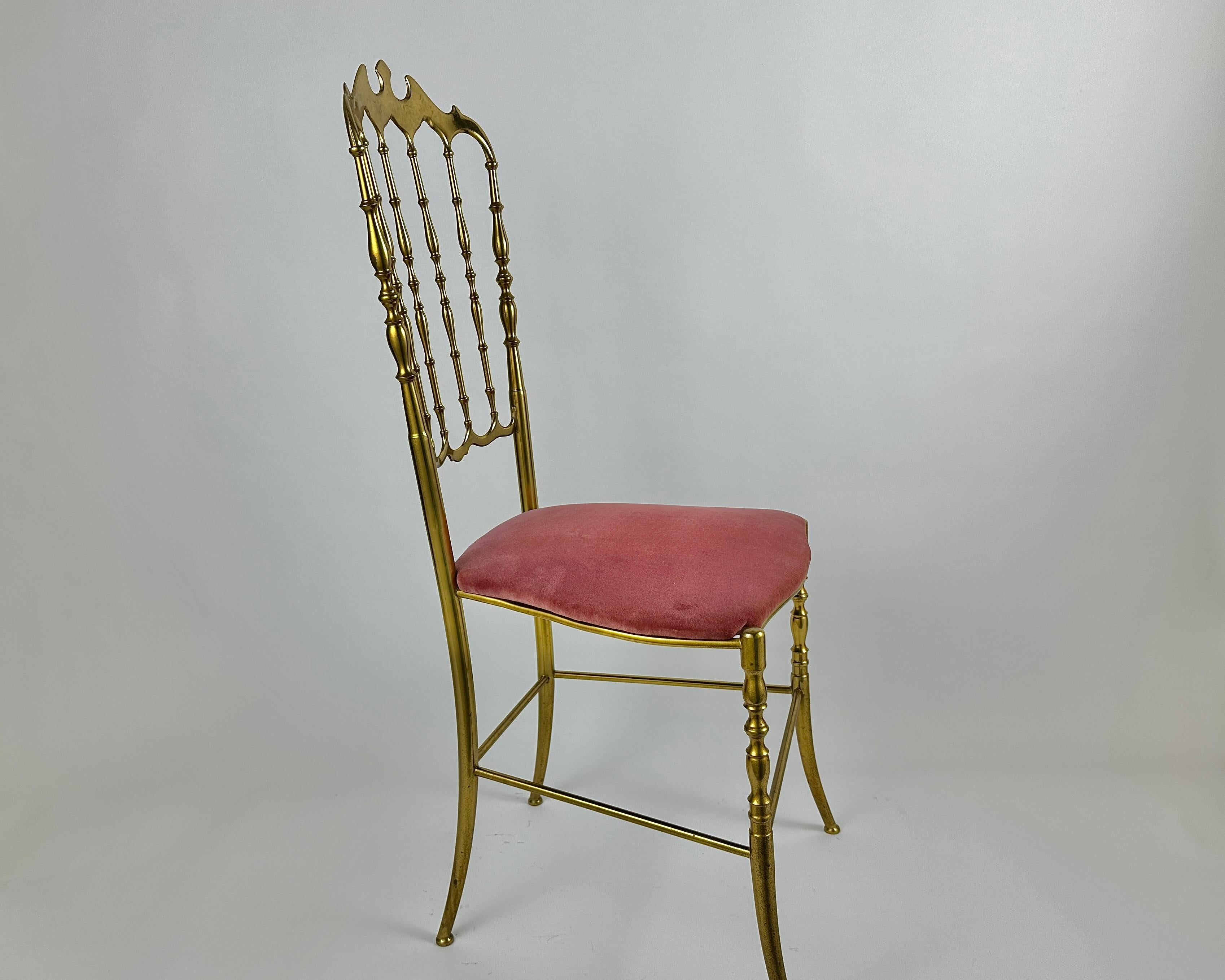 Belle et élégante chaise du début du 20e siècle.

Une véritable grâce française. Fabriqué en bronze.

Les éléments laconiques confèrent au produit un chic particulier.

La couleur bronze - or poli et l'assise en velours doux se combinent