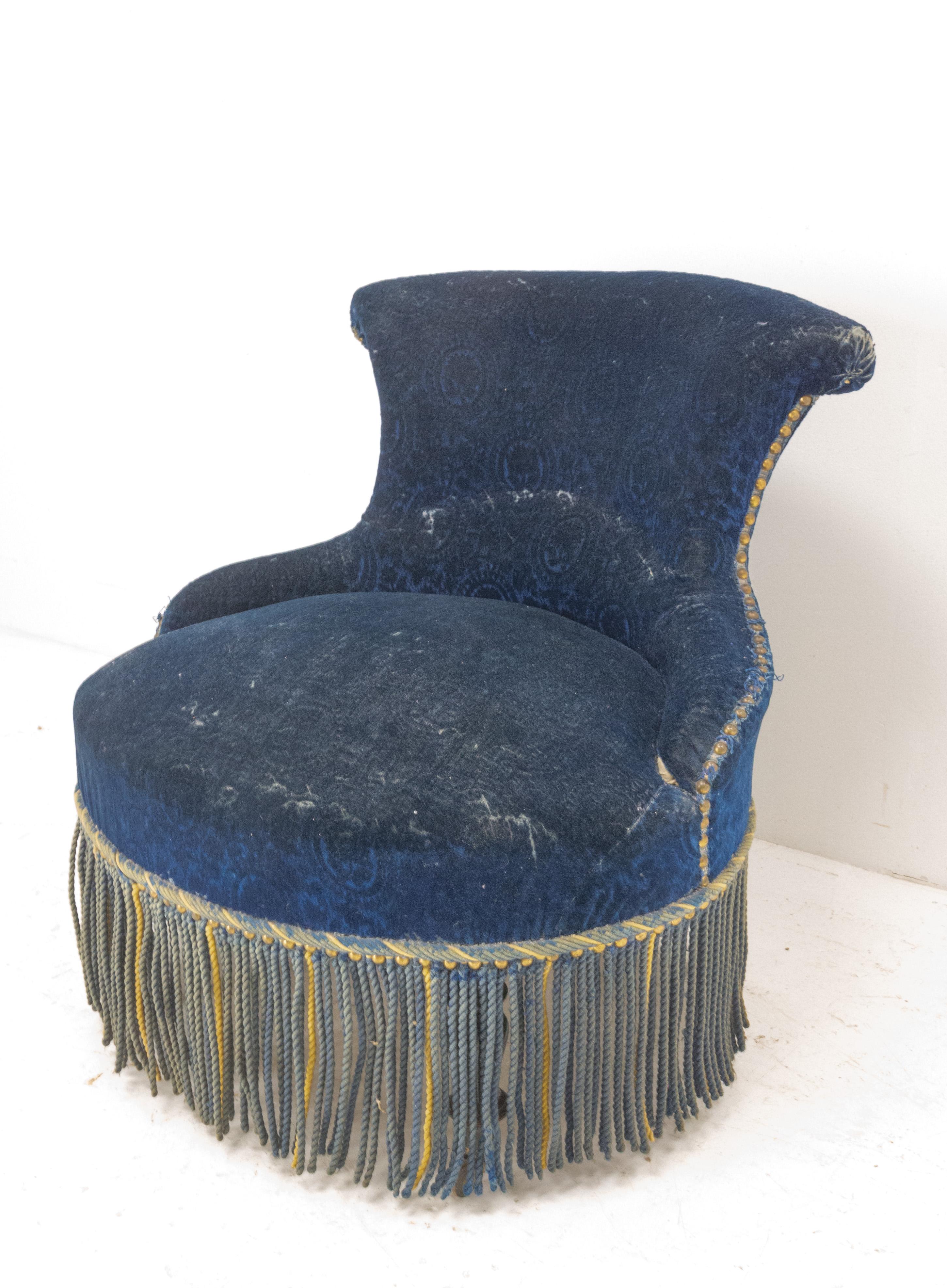 Fauteuil Crapaud French Napoleon III, circa 1890
Antique, 19th century
Atypical form
To recover in fabric of your choice to suit your interior
Sound and solid, the upholstery has springs.
Very comfortable.

Shipping:
L65 P67 H67 13 kg.
 