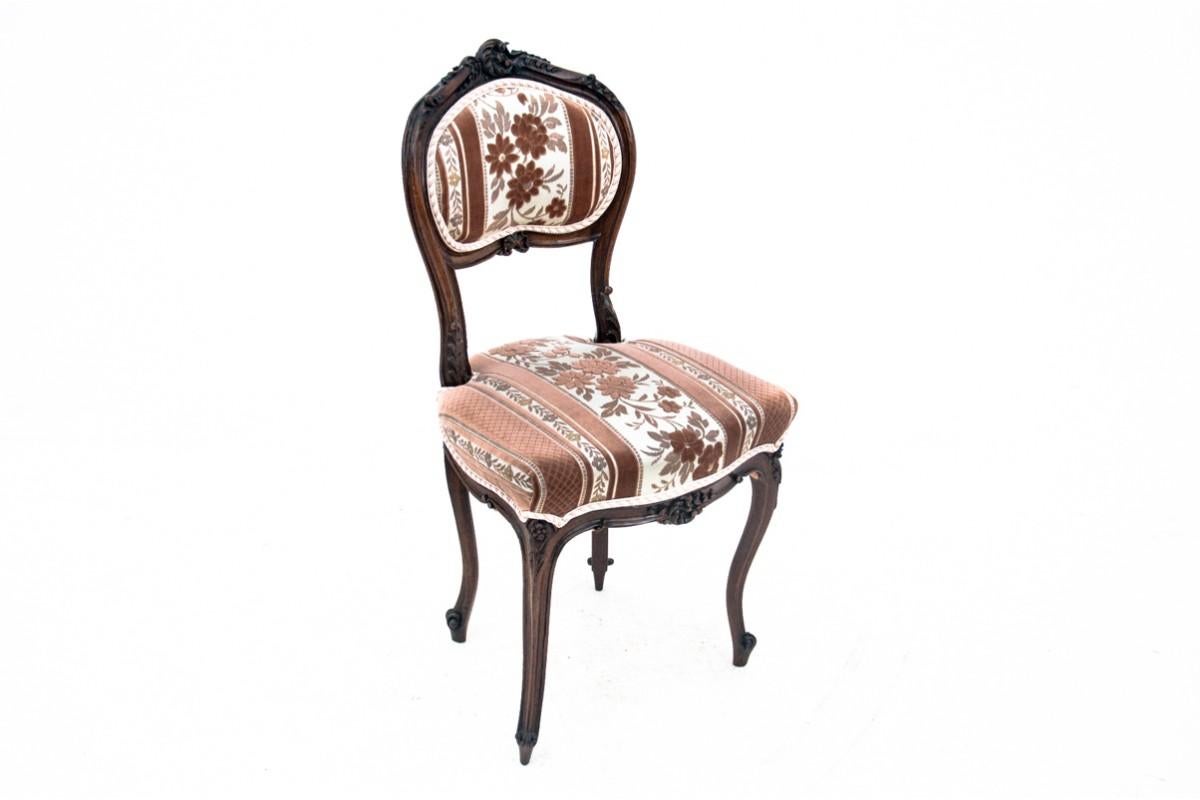 Antiker Stuhl aus der Zeit um 1900. 
Möbel in sehr gutem Zustand.

Maße: Höhe 85 cm / Sitzhöhe 44 cm / Breite 44 cm / Tiefe 45 cm