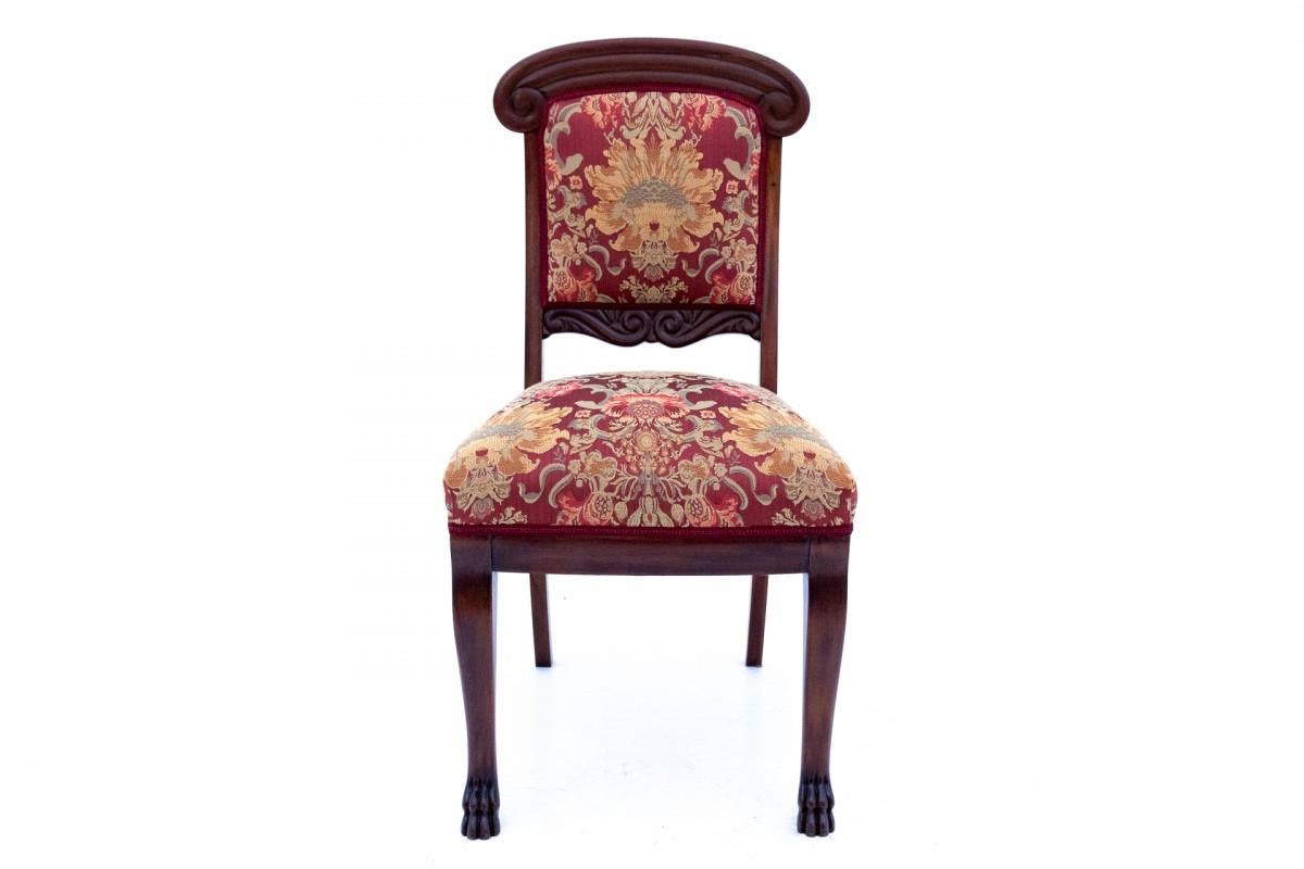 Chaise ancienne de la fin du XIXe siècle, Europe du Nord.

Le mobilier est en très bon état, après une rénovation professionnelle. L'assise et le dossier sont recouverts d'un nouveau tissu.

Dimensions : hauteur 96 cm / hauteur d'assise. 45 cm /